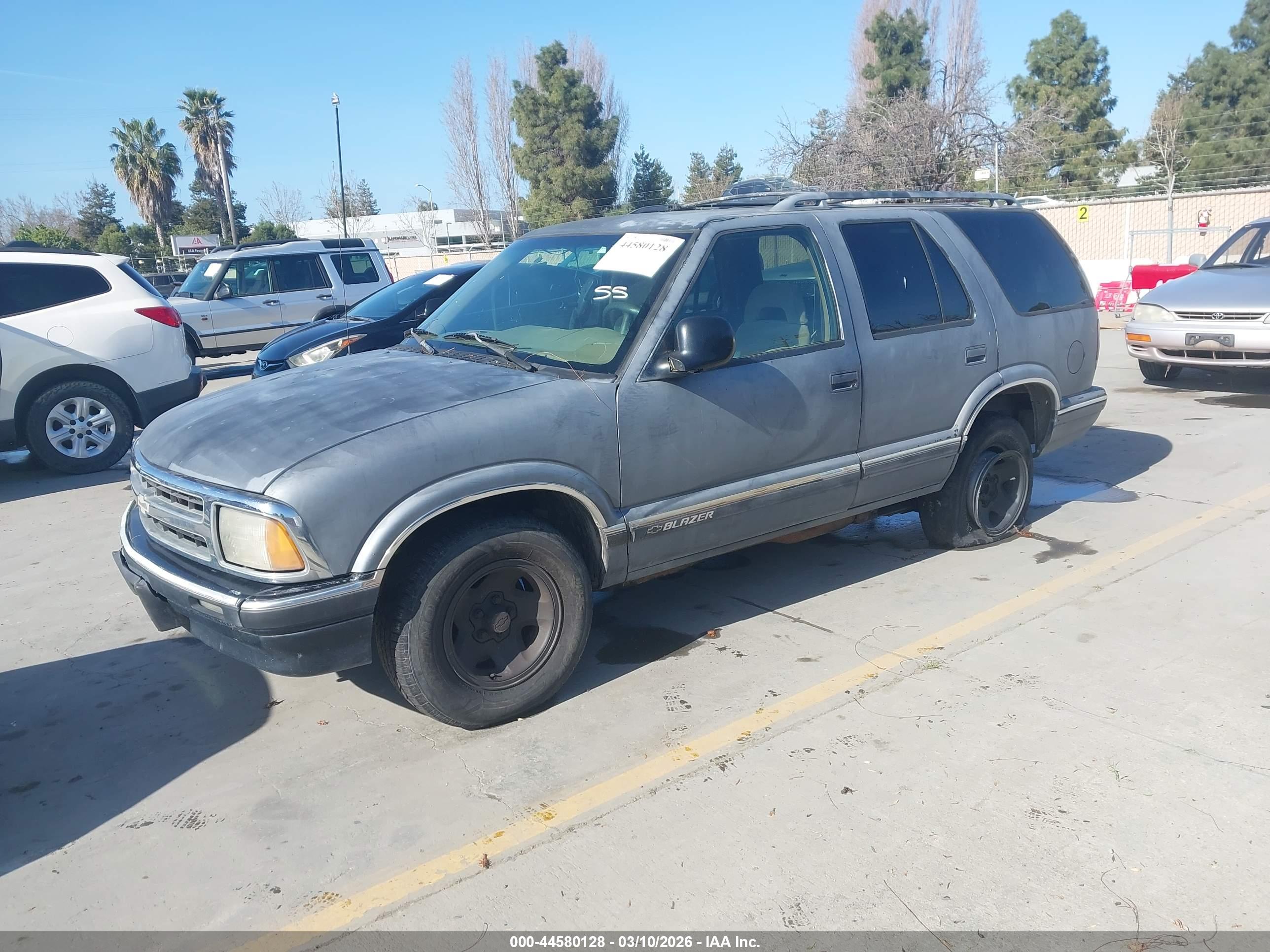 CHEVROLET BLAZER image 2