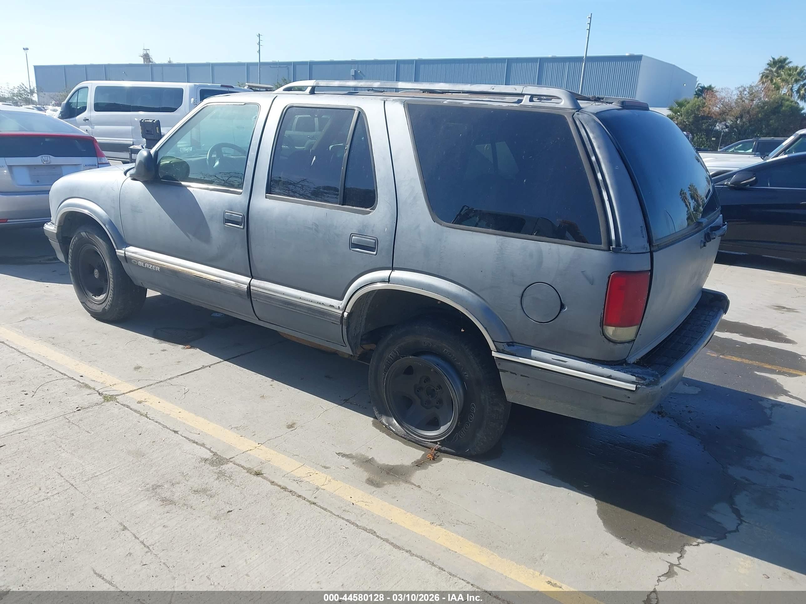 CHEVROLET BLAZER image 3