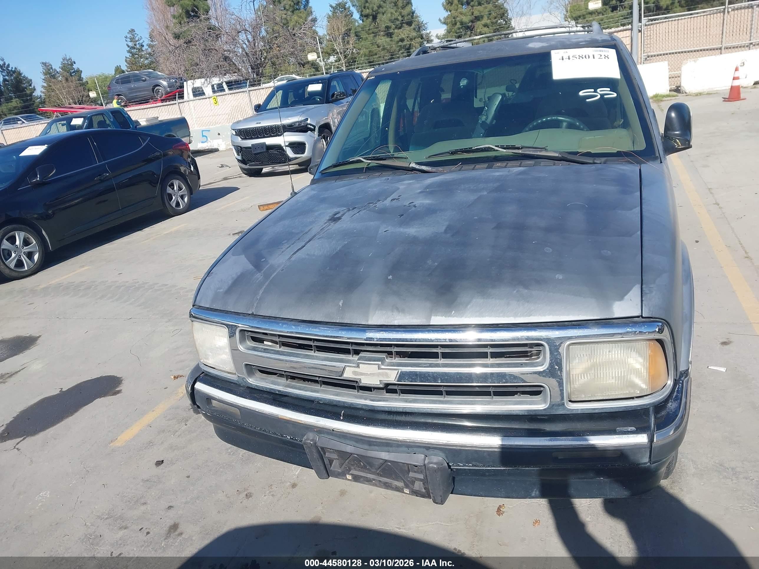 CHEVROLET BLAZER image 6