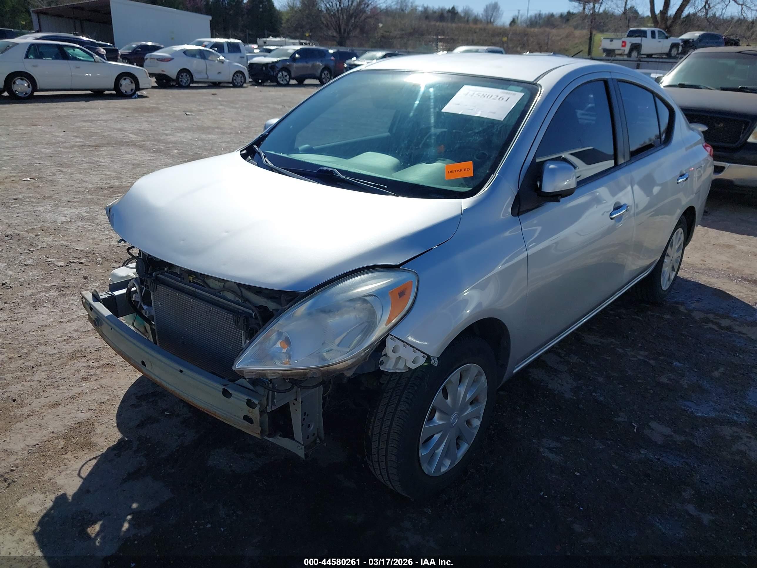 NISSAN VERSA image 2