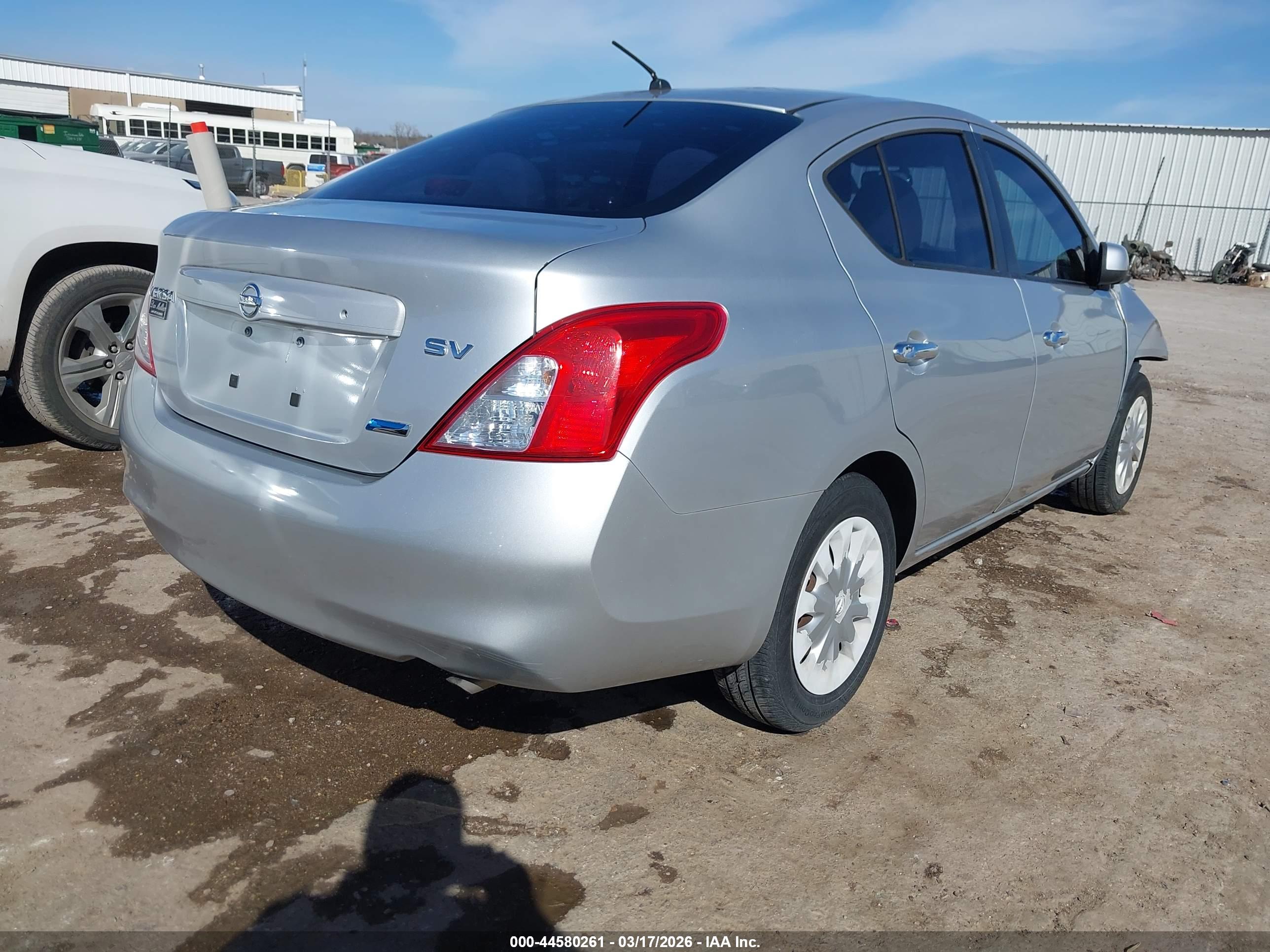 NISSAN VERSA image 4
