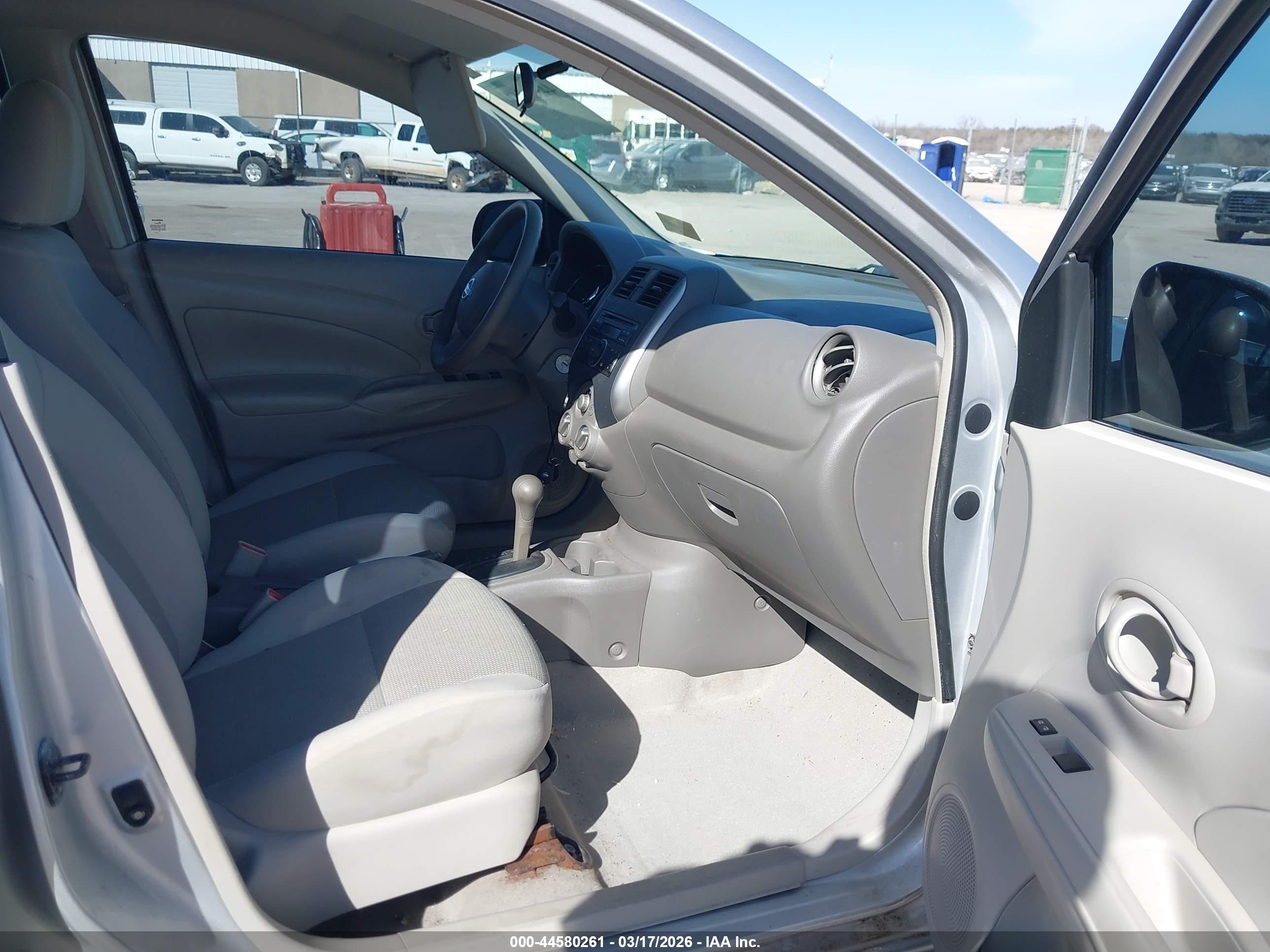 NISSAN VERSA image 5