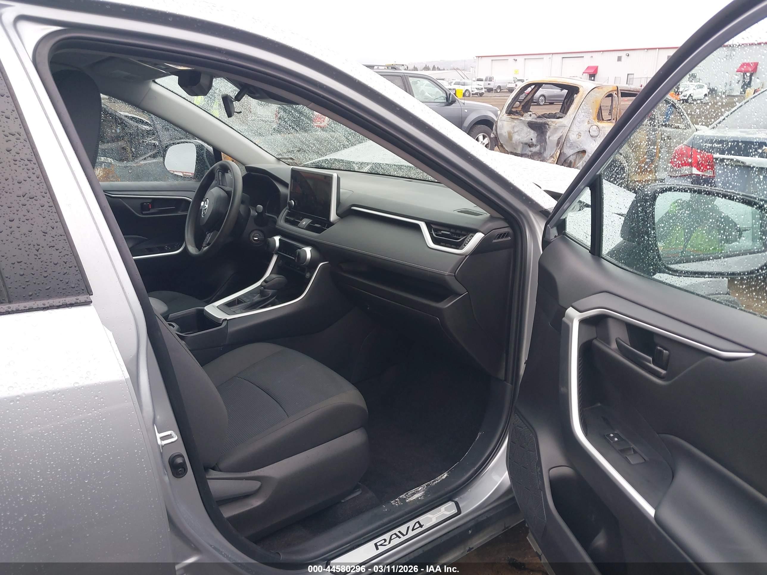TOYOTA RAV4 image 5