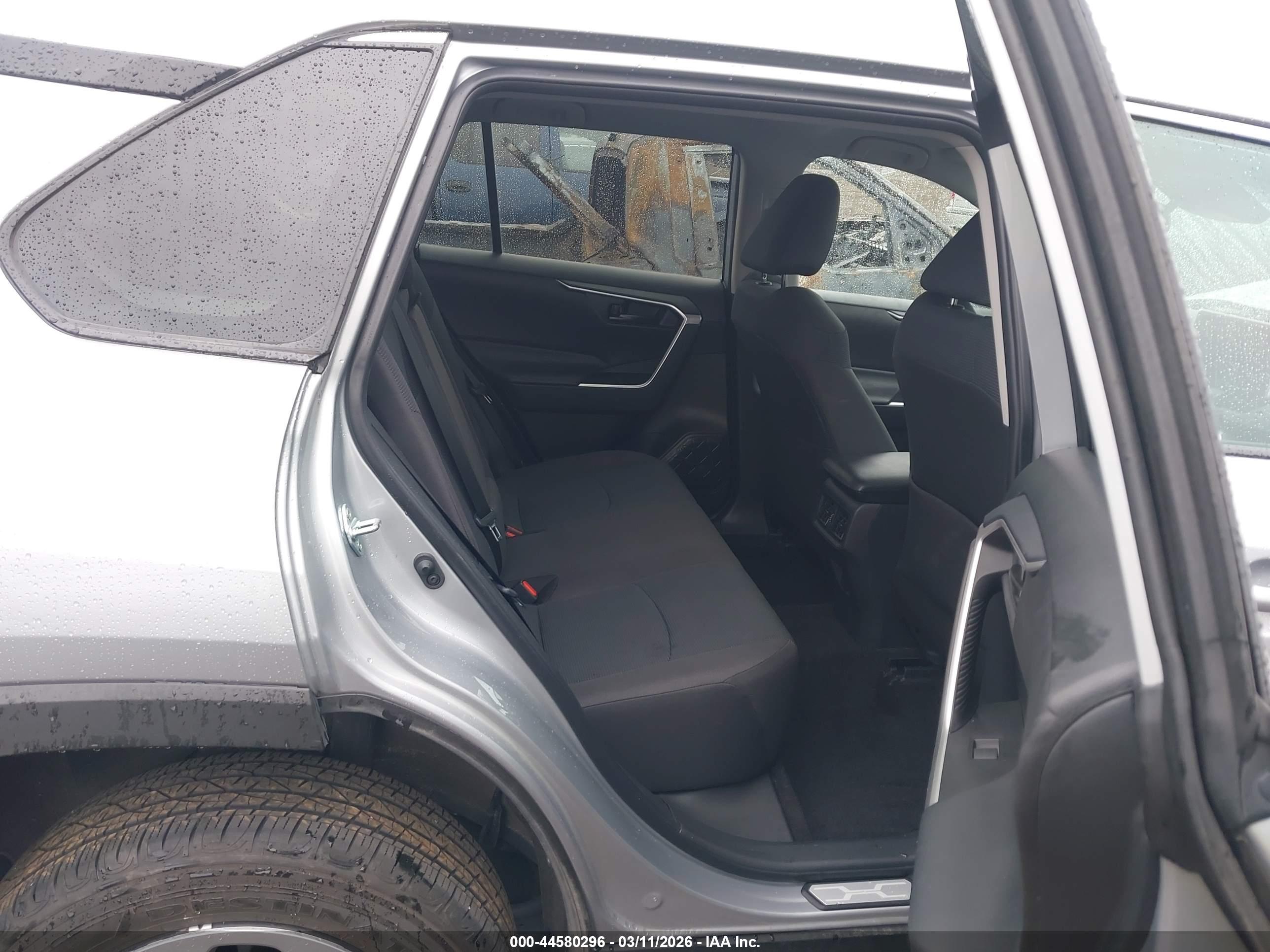 TOYOTA RAV4 image 8