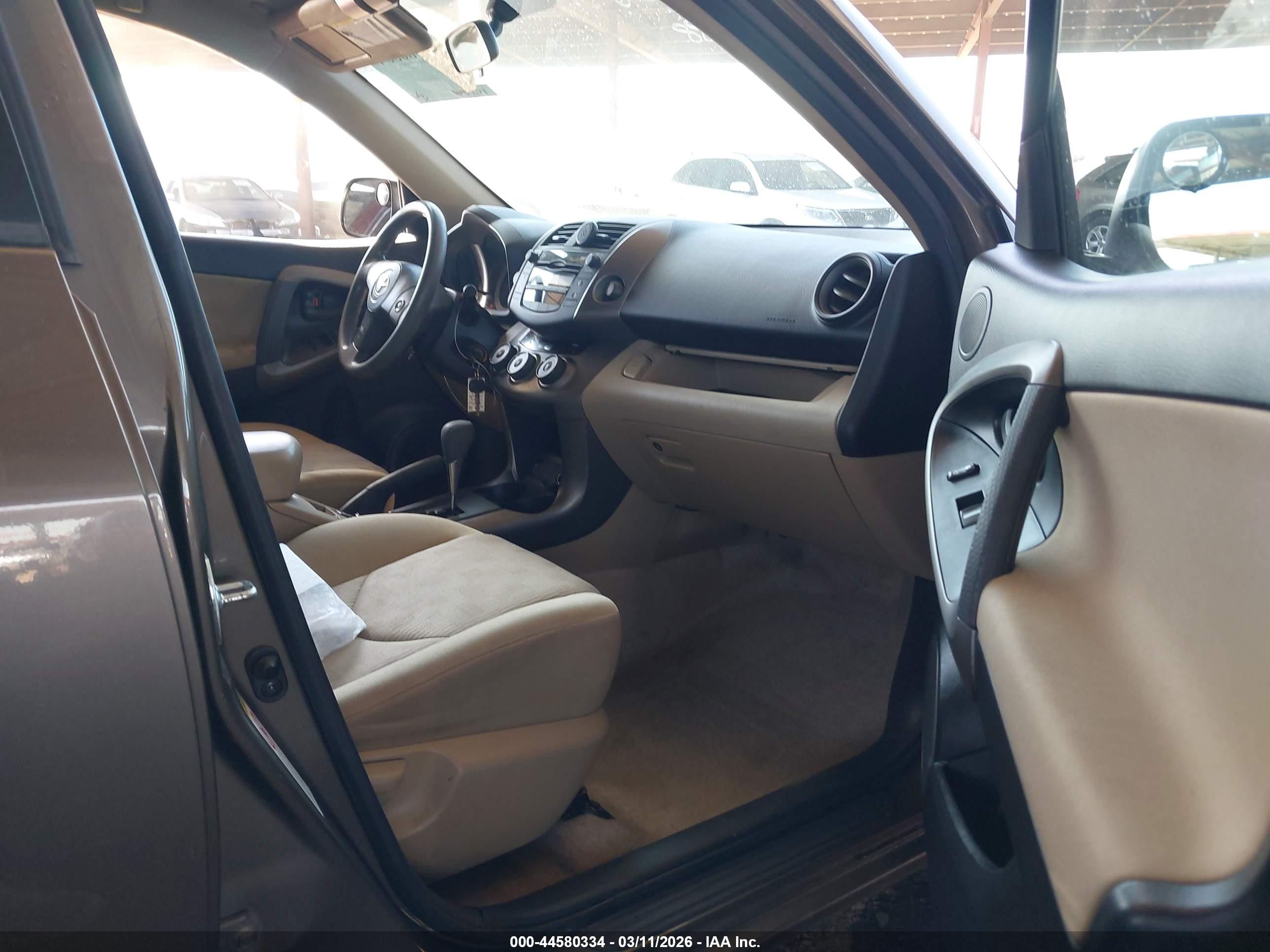 TOYOTA RAV4 image 5