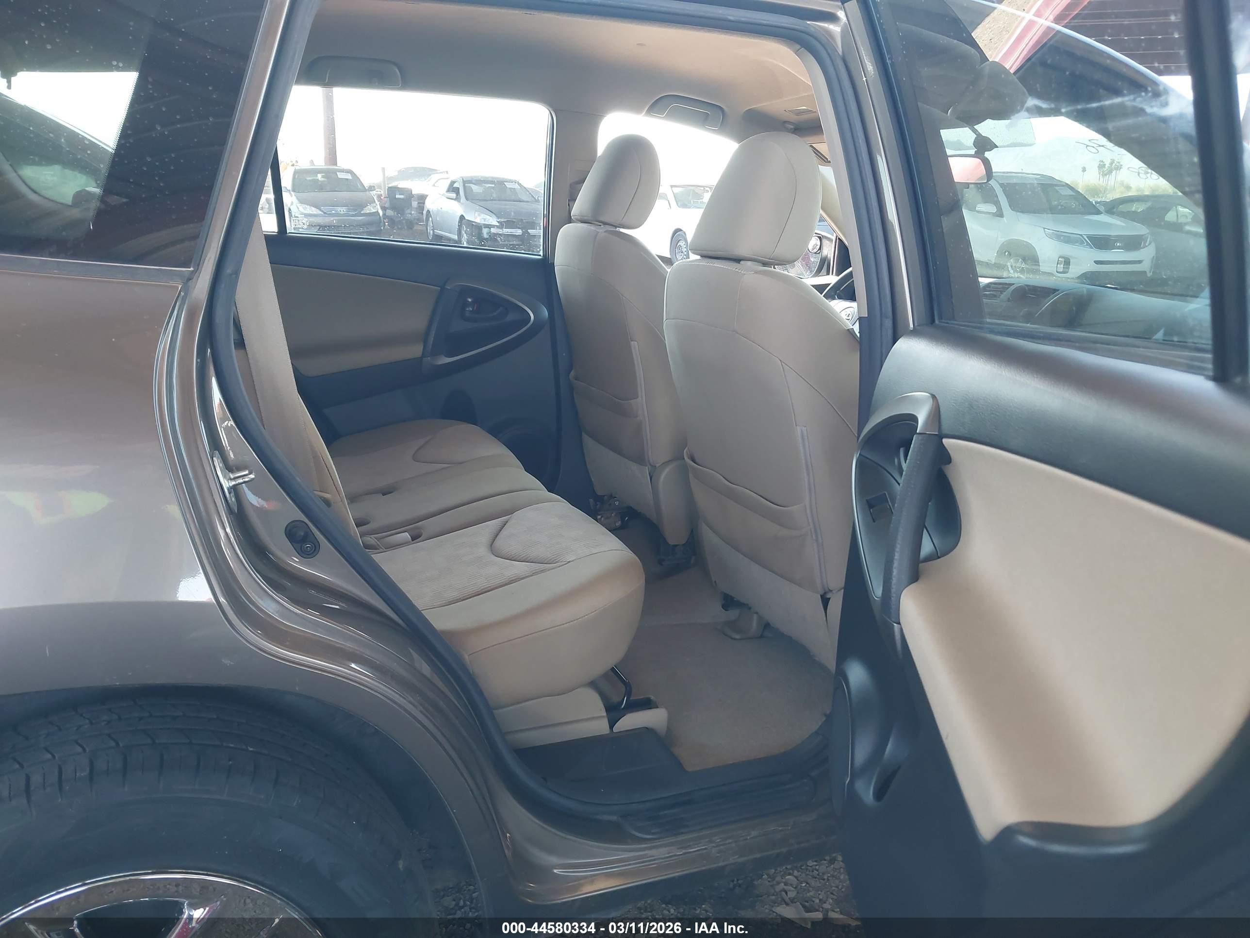 TOYOTA RAV4 image 8