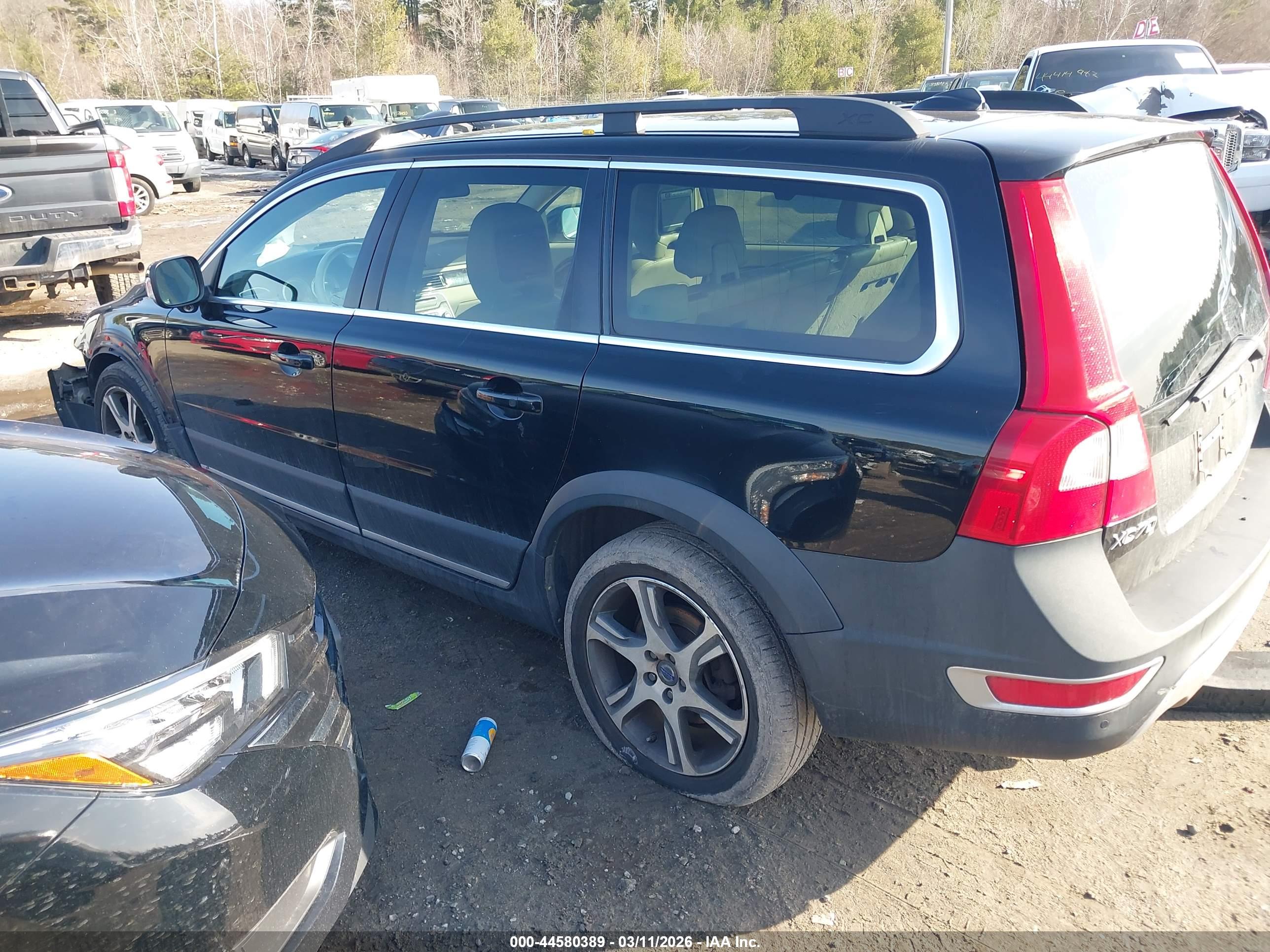 VOLVO XC70 image 3