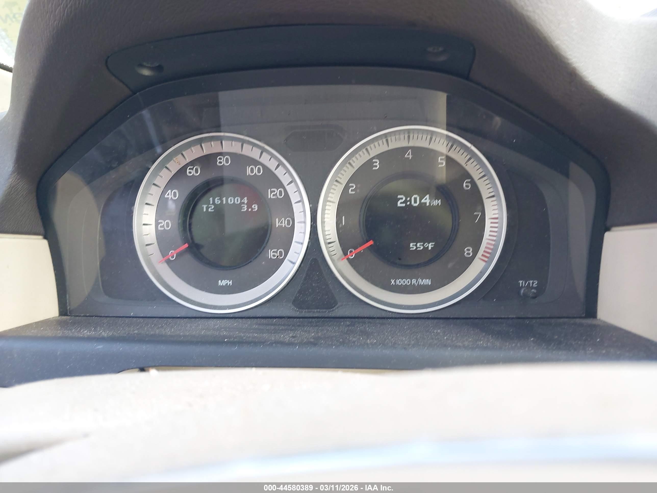 VOLVO XC70 image 7
