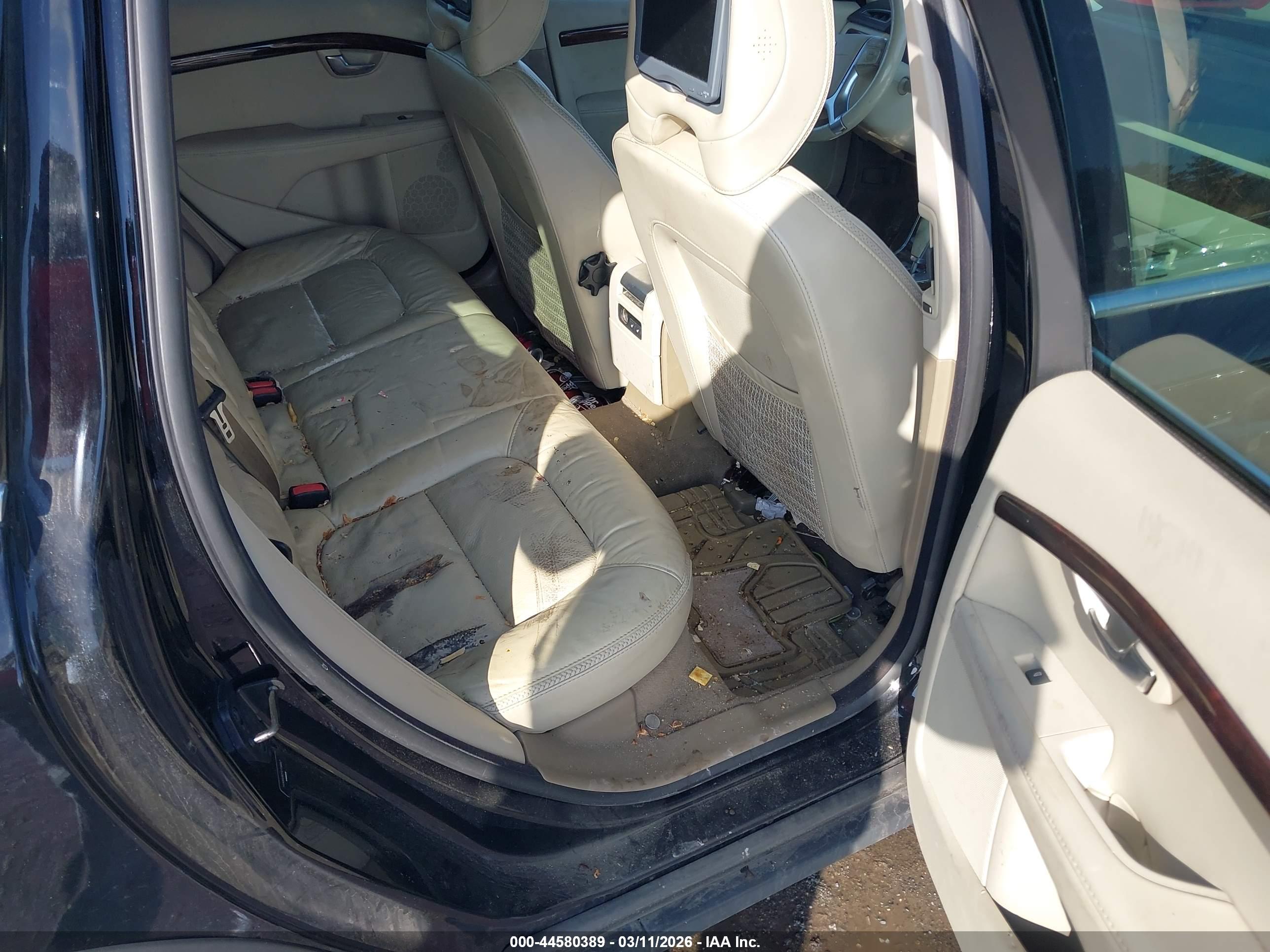 VOLVO XC70 image 8