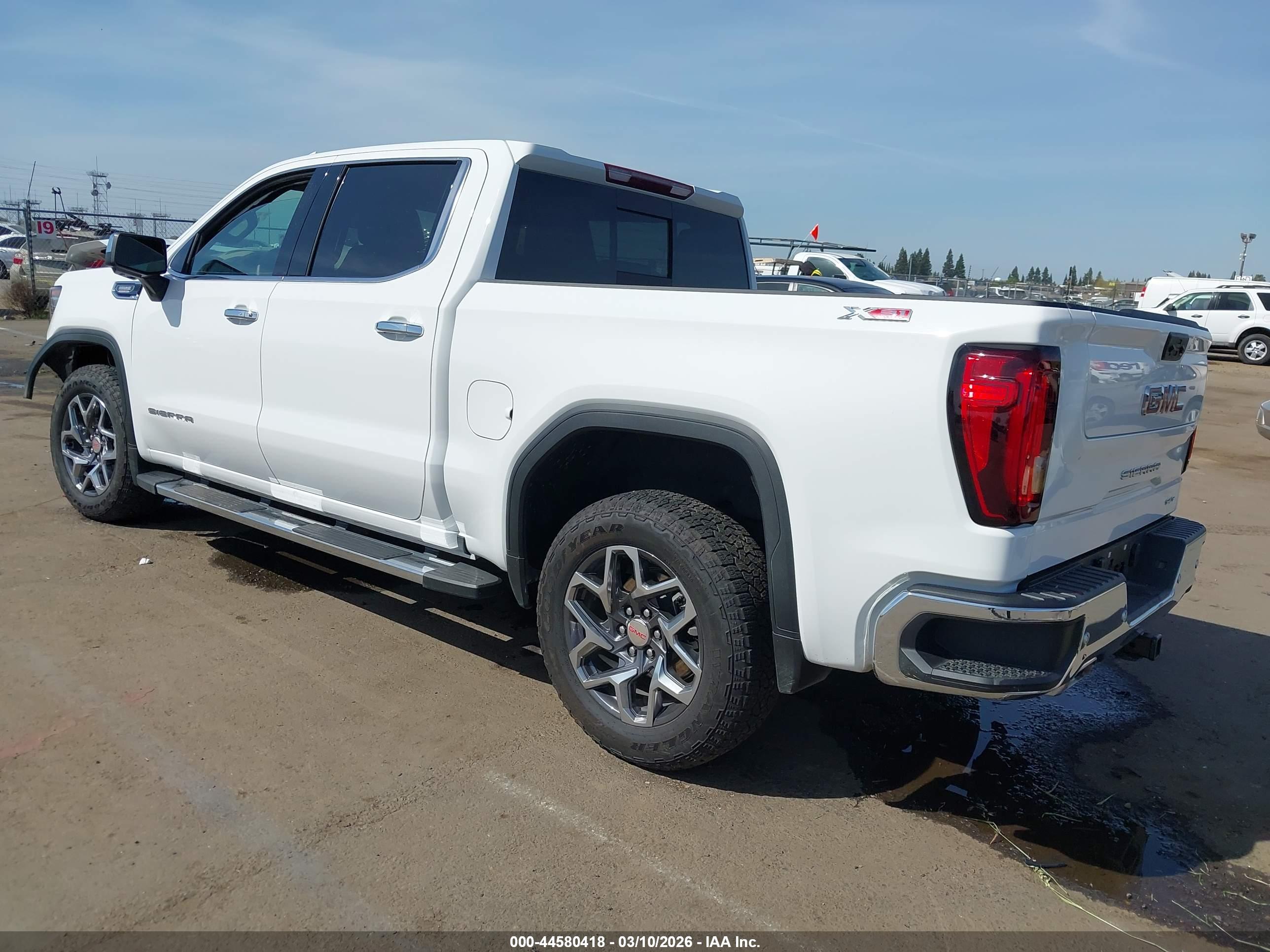 GMC SIERRA image 3