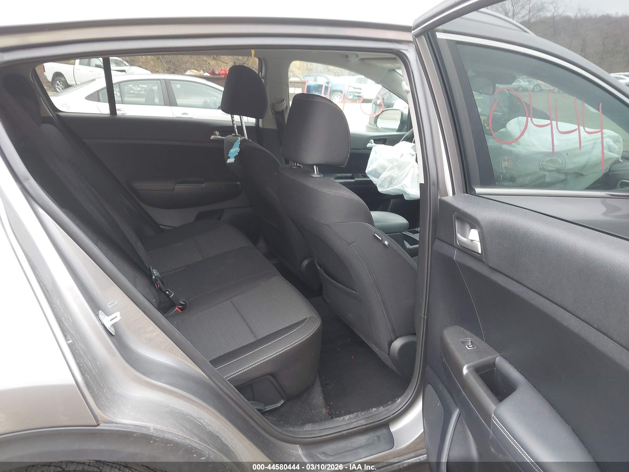 KIA SPORTAGE image 8