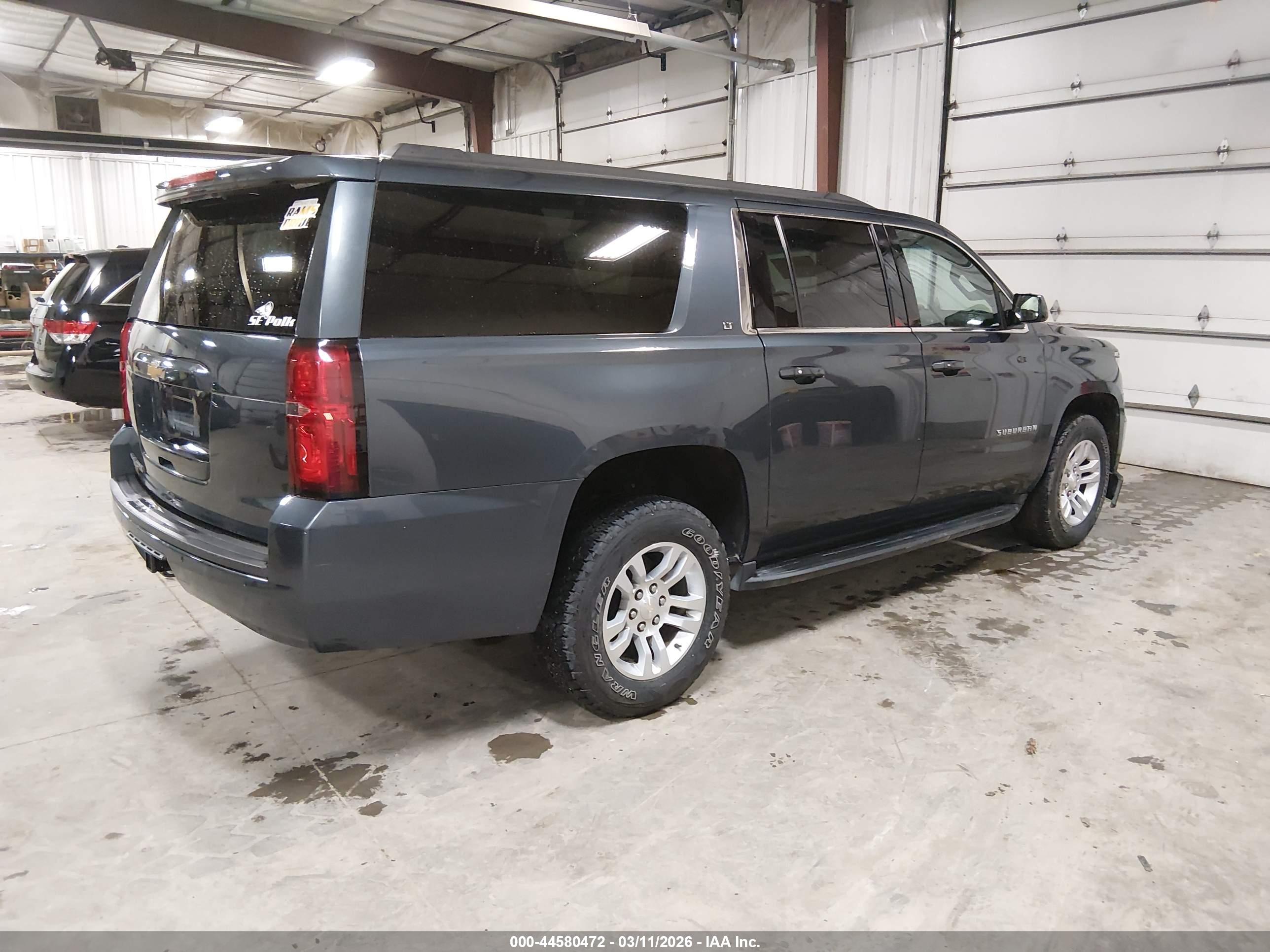 CHEVROLET SUBURBAN image 4