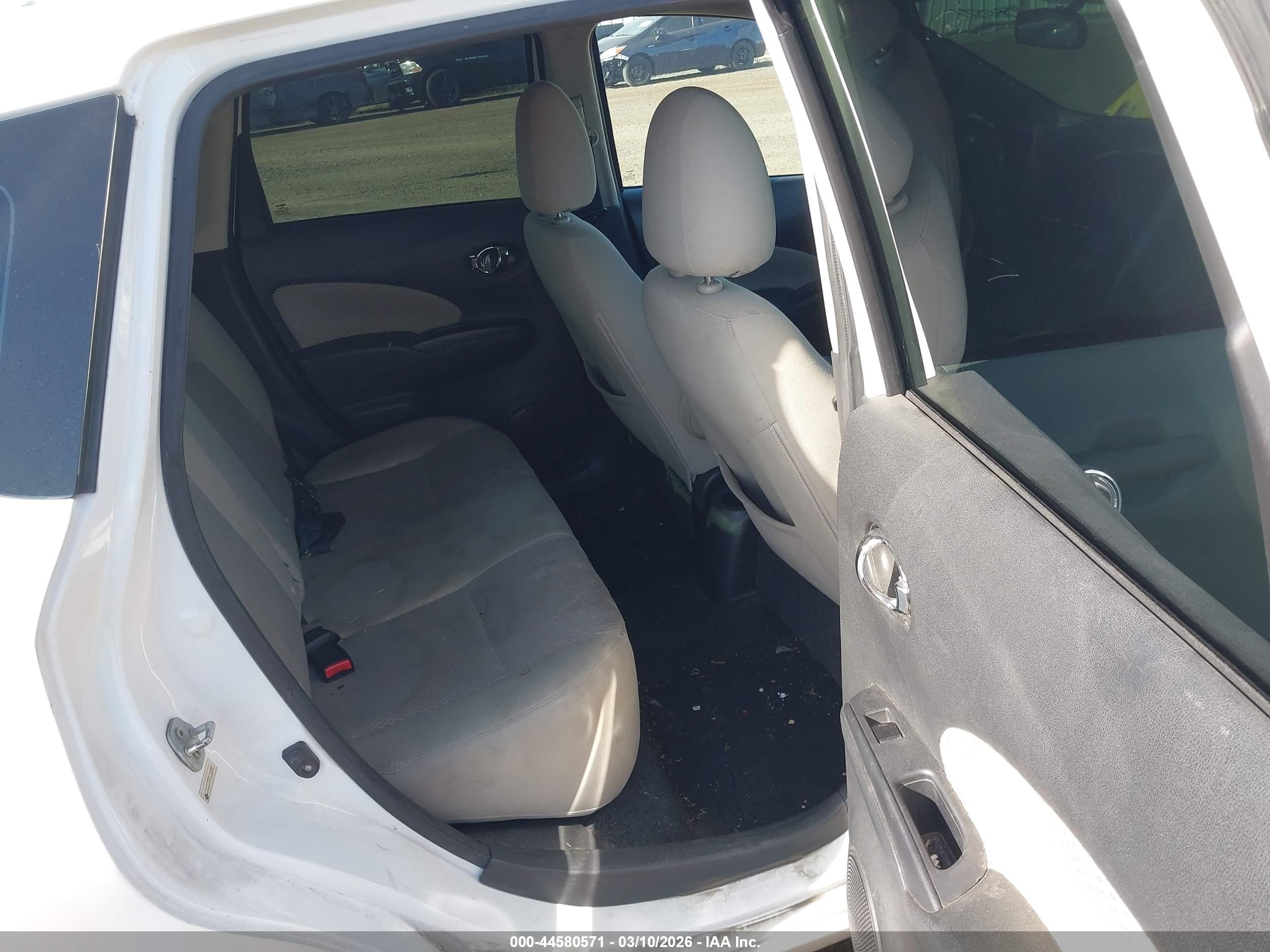 NISSAN VERSA image 8
