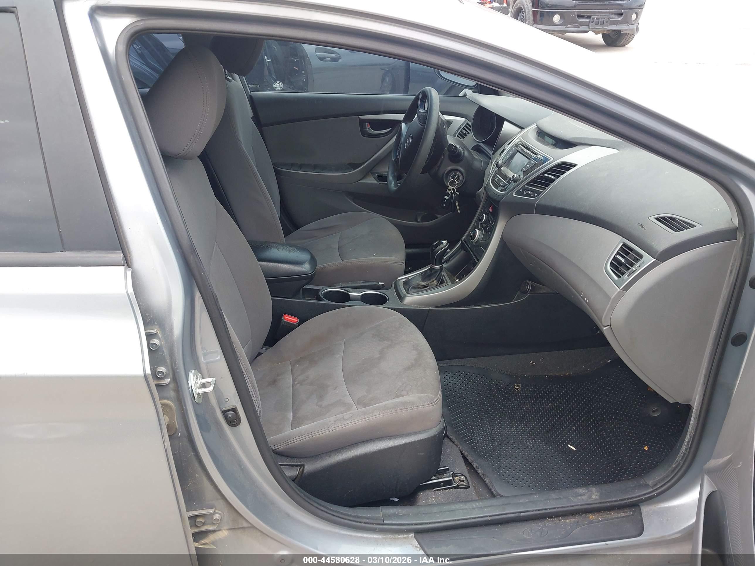 HYUNDAI ELANTRA image 5