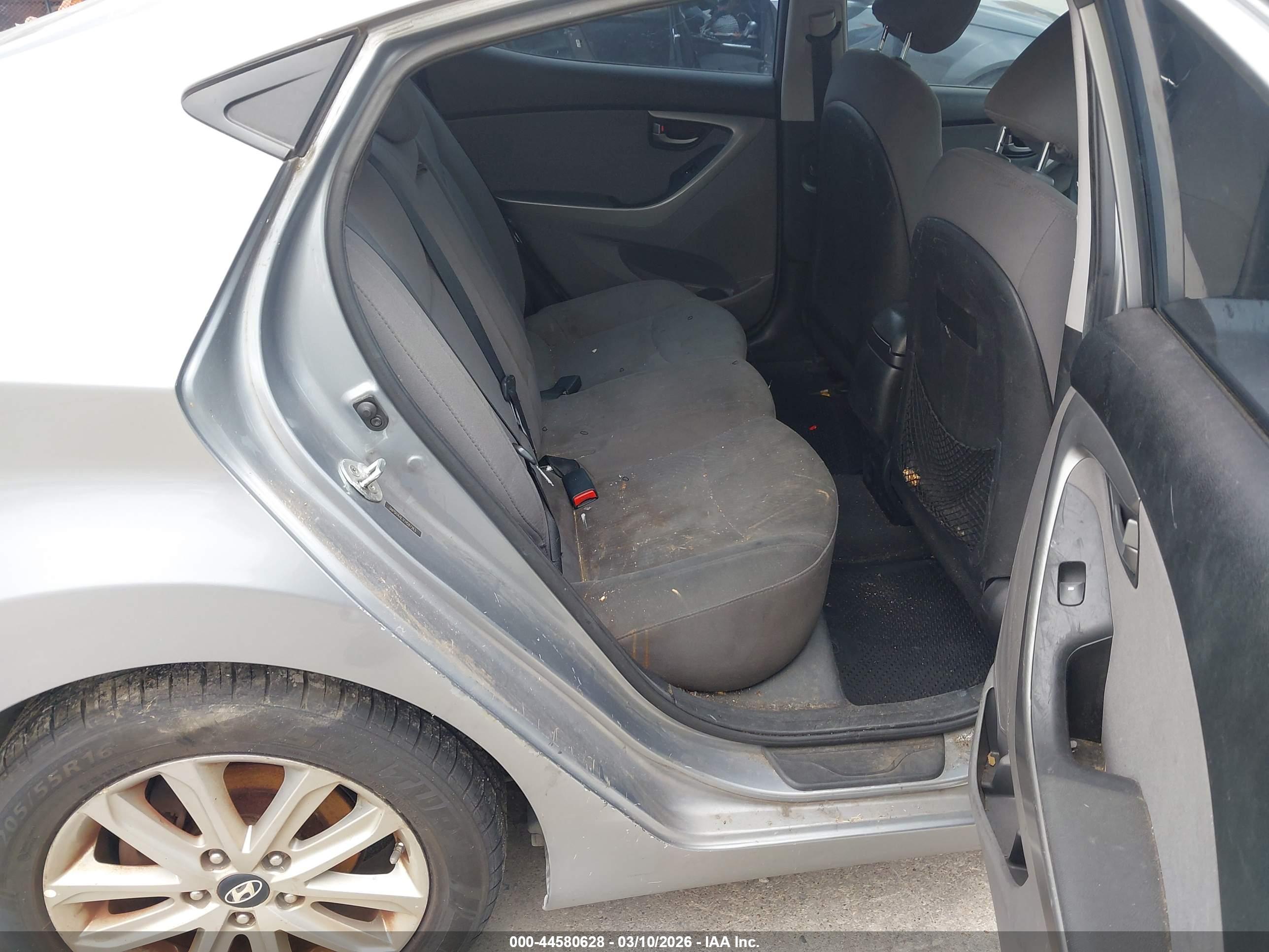 HYUNDAI ELANTRA image 8