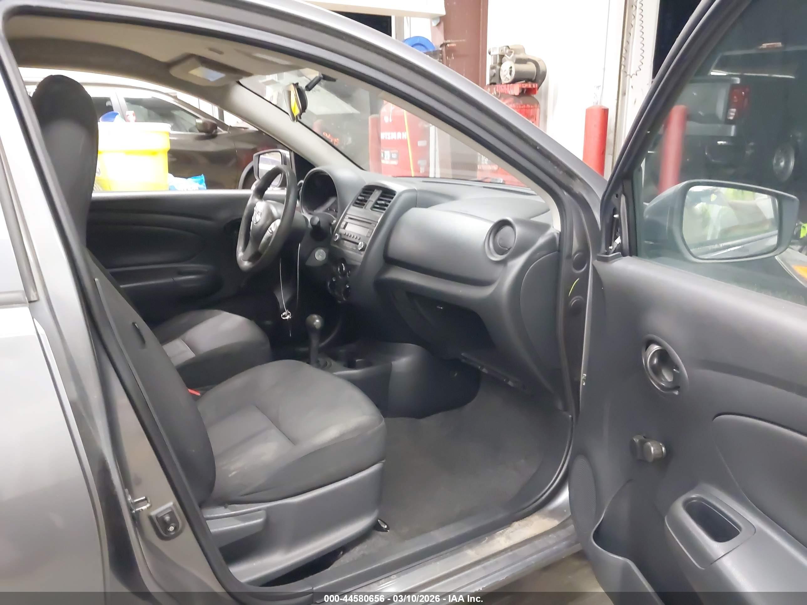 NISSAN VERSA image 5