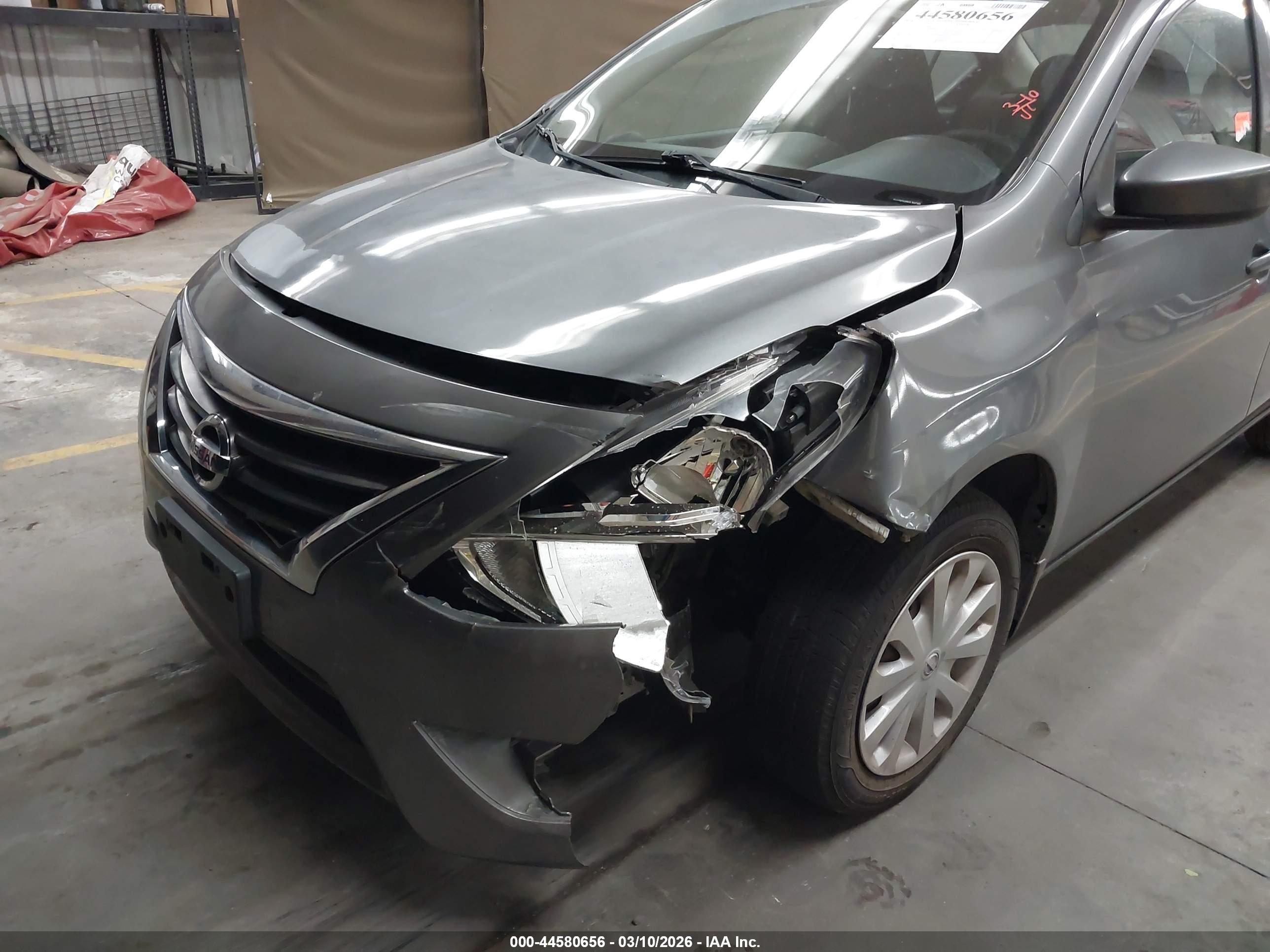 NISSAN VERSA image 6
