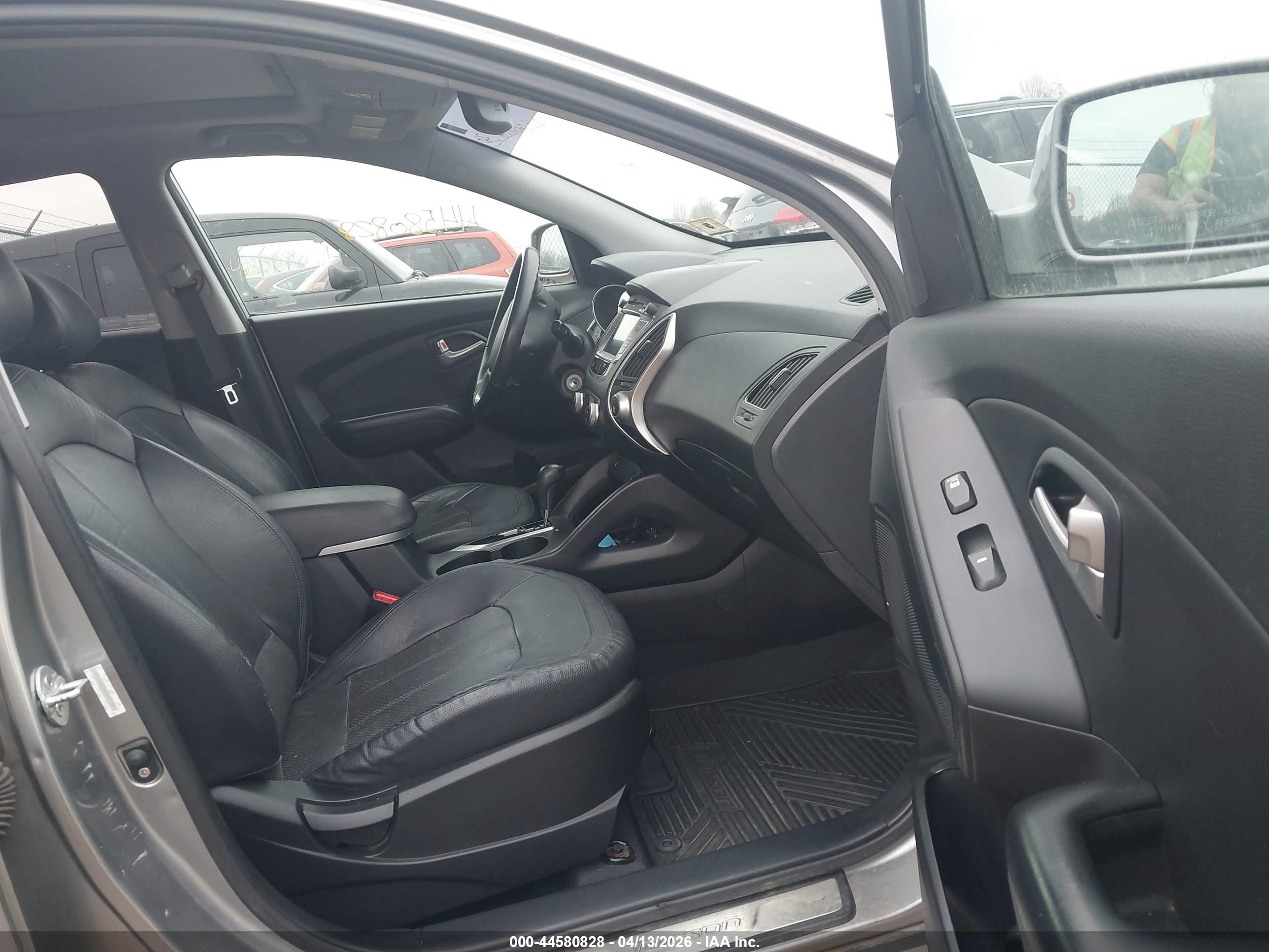 HYUNDAI TUCSON image 5