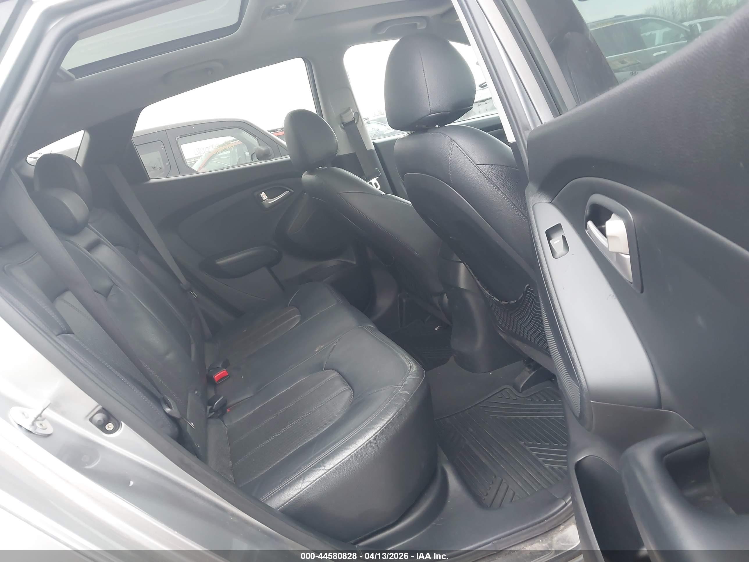 HYUNDAI TUCSON image 8