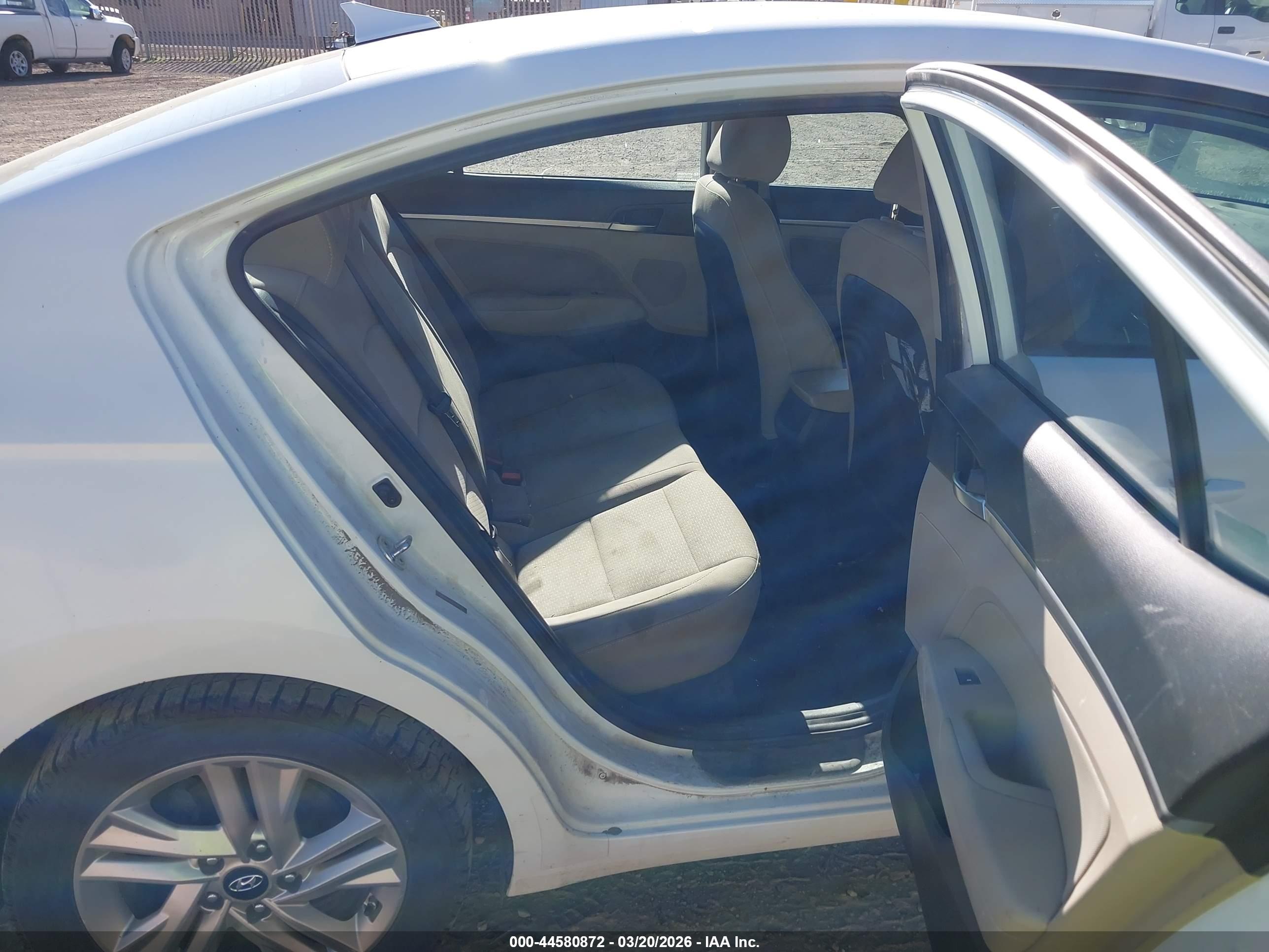 HYUNDAI ELANTRA image 8