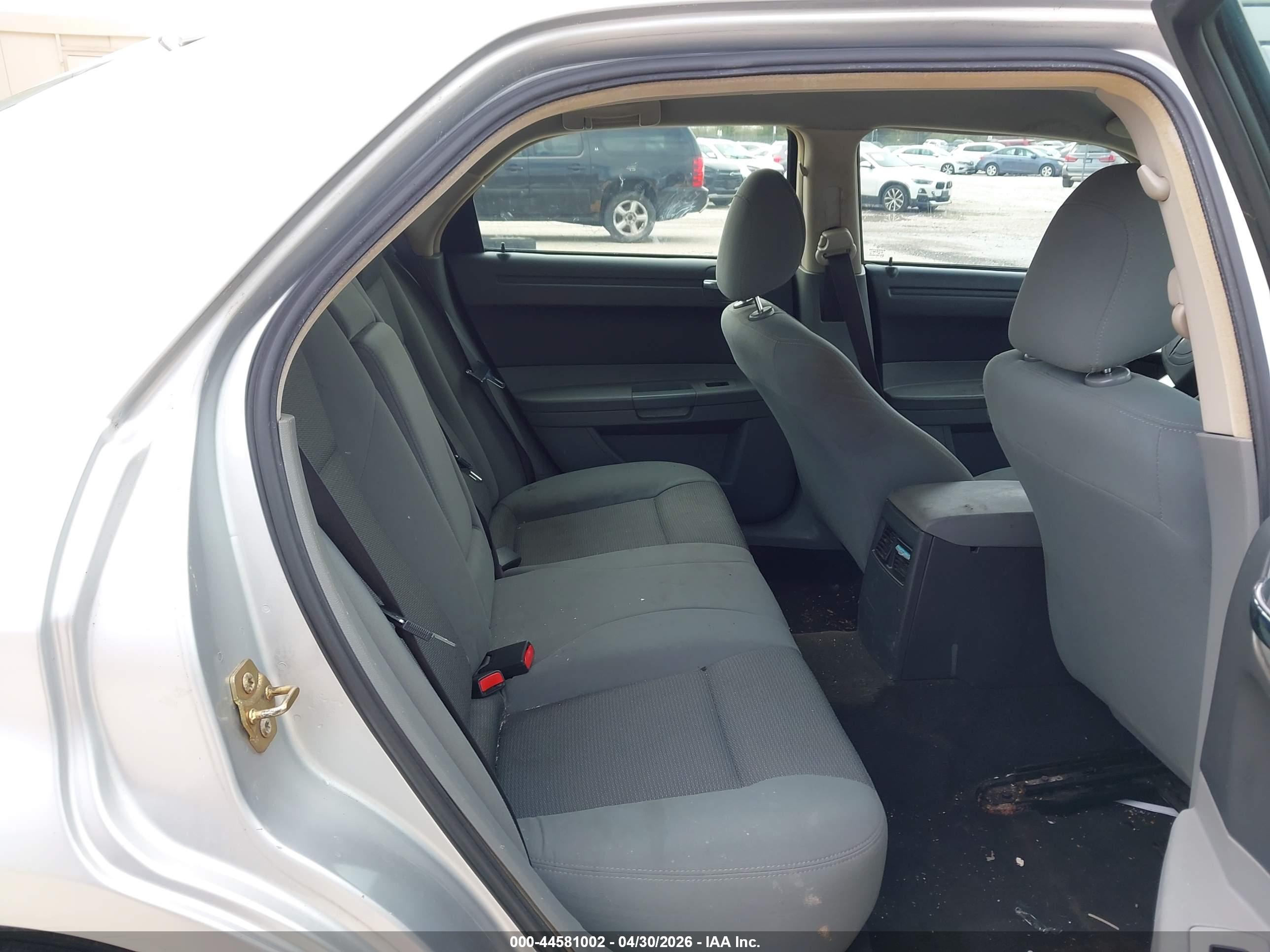 CHRYSLER 300 image 8