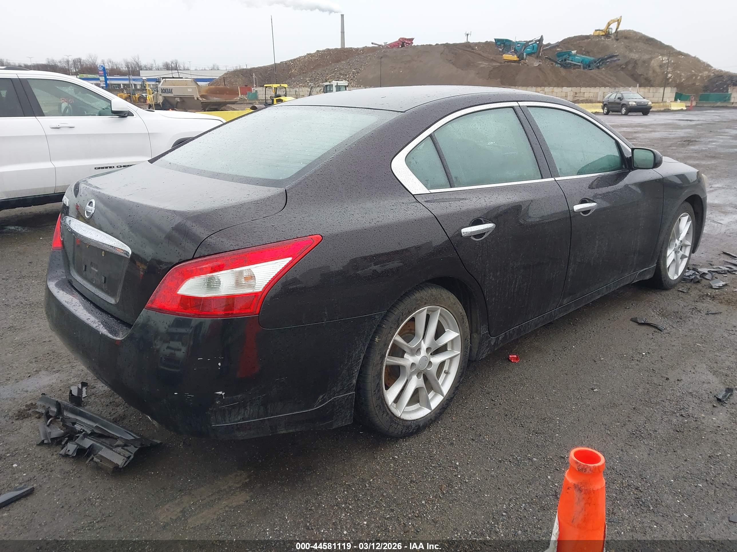 NISSAN MAXIMA image 4