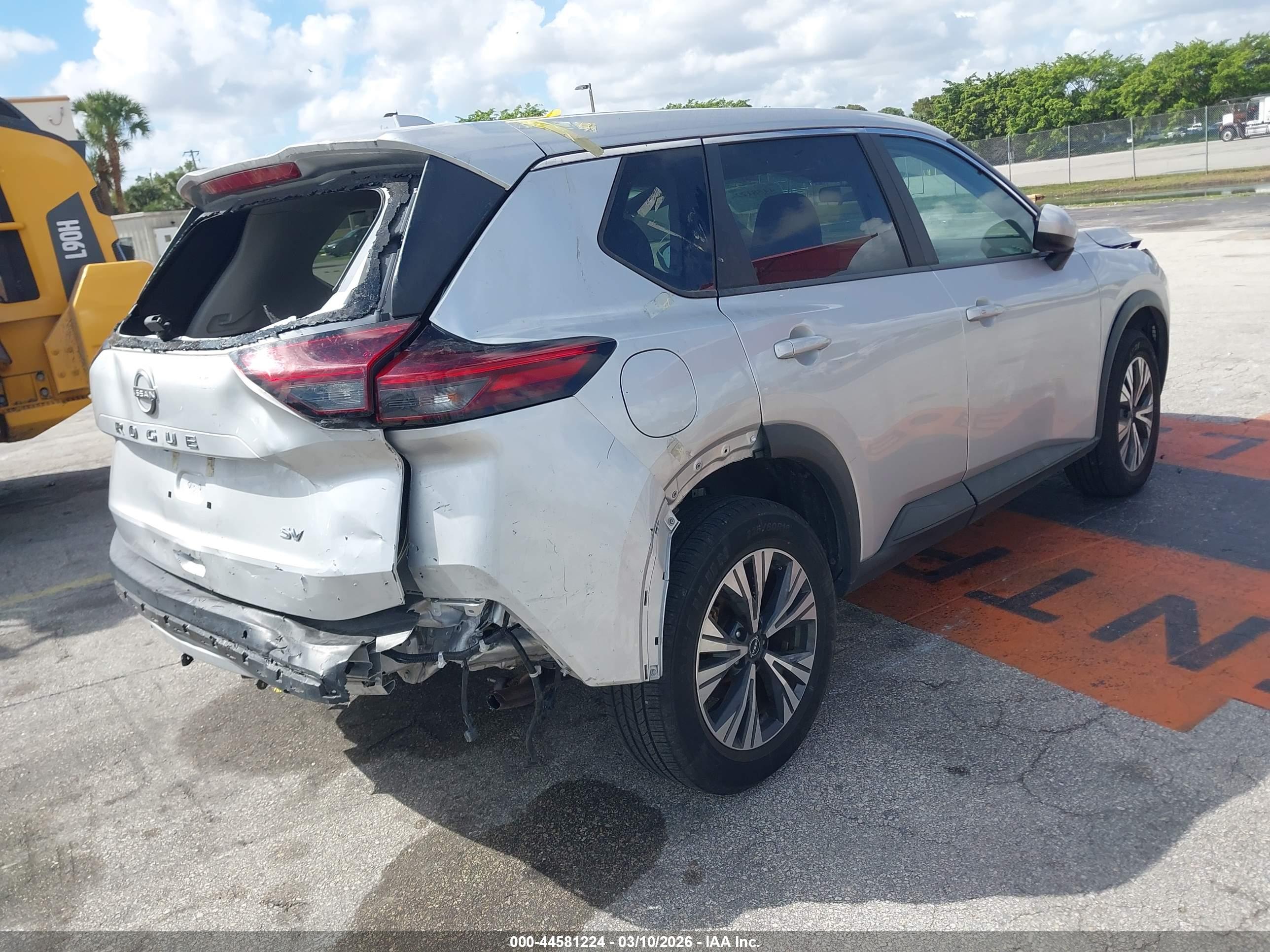 NISSAN ROGUE image 4