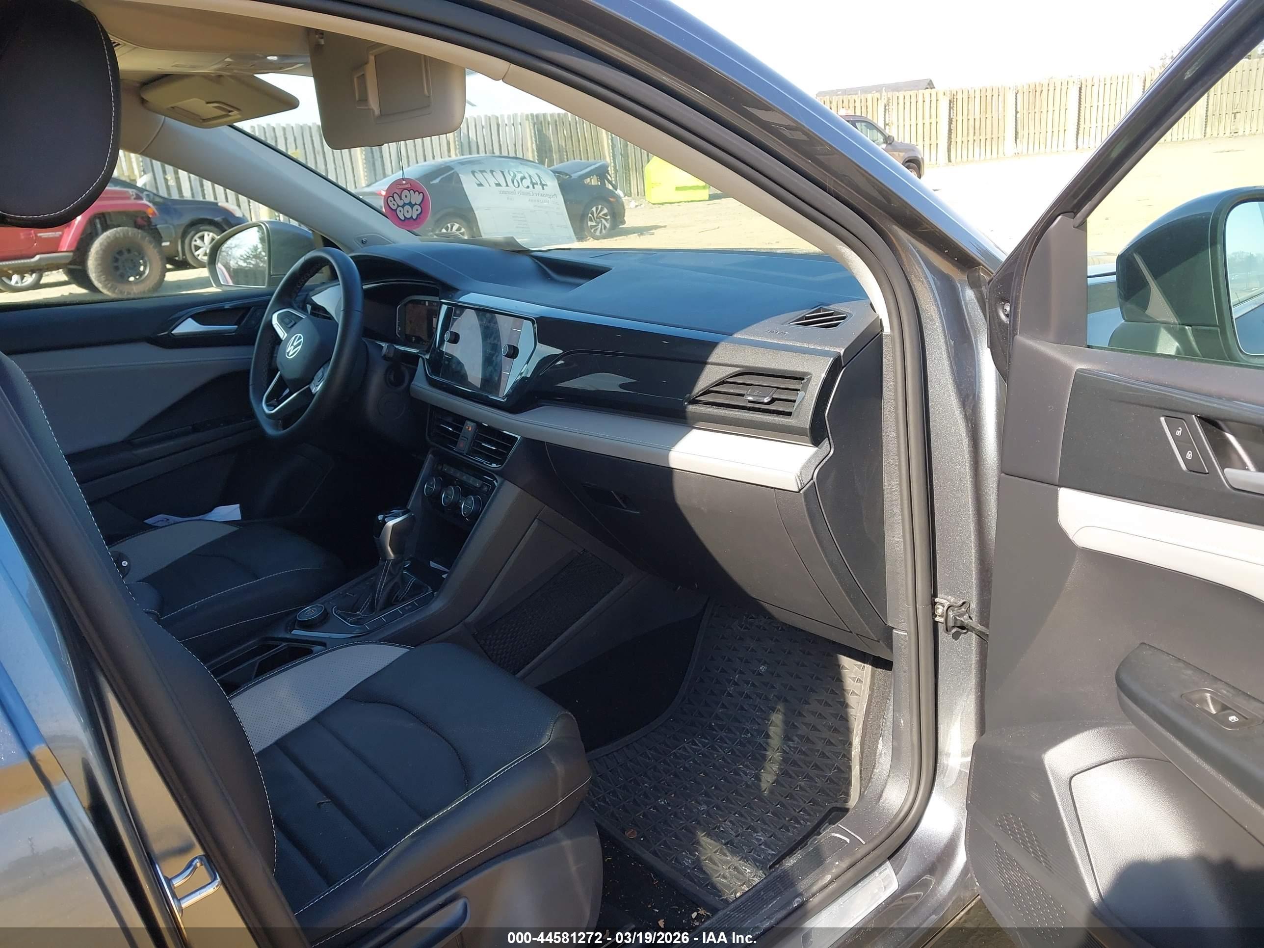 VOLKSWAGEN TAOS image 5