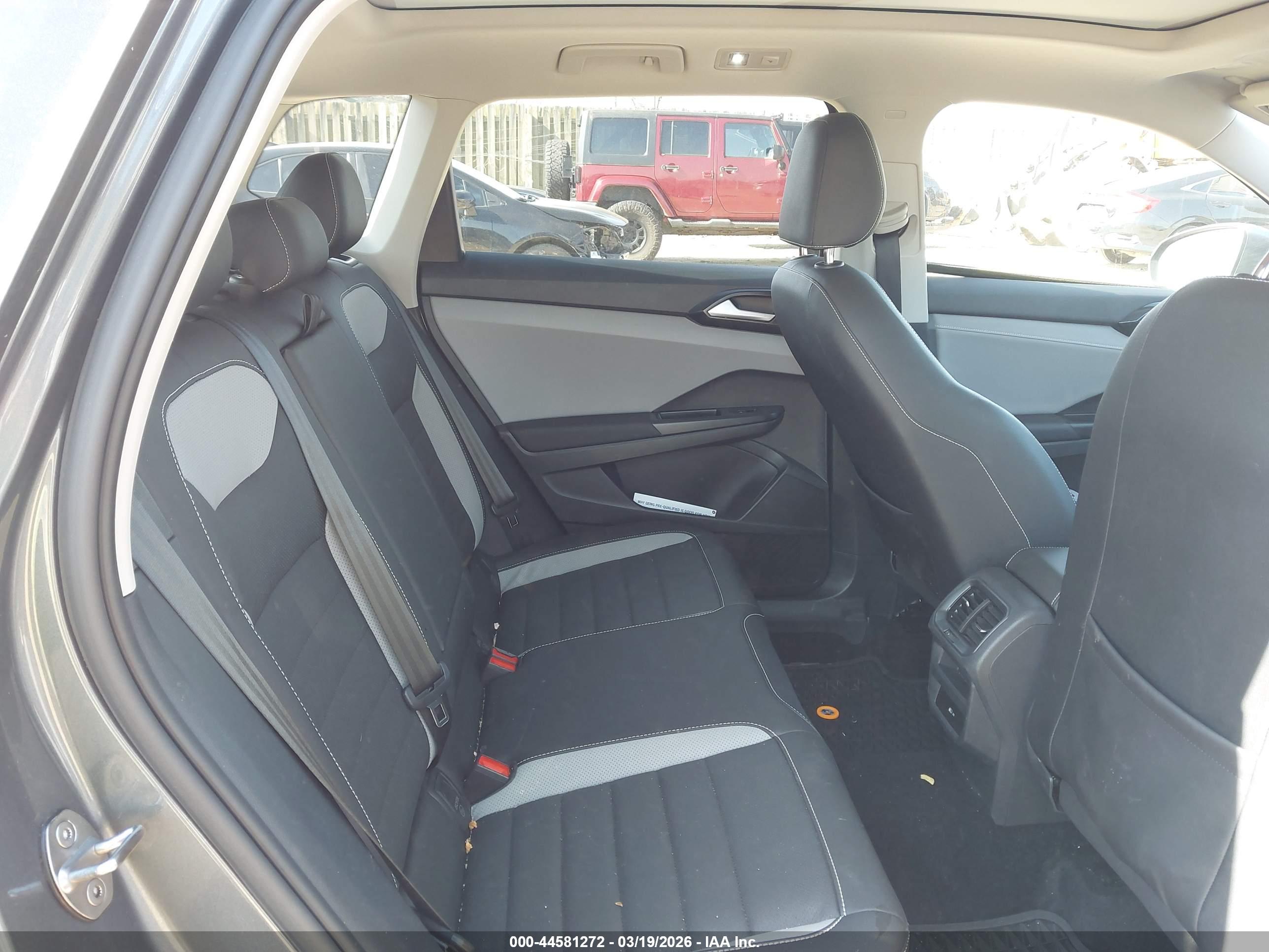 VOLKSWAGEN TAOS image 8