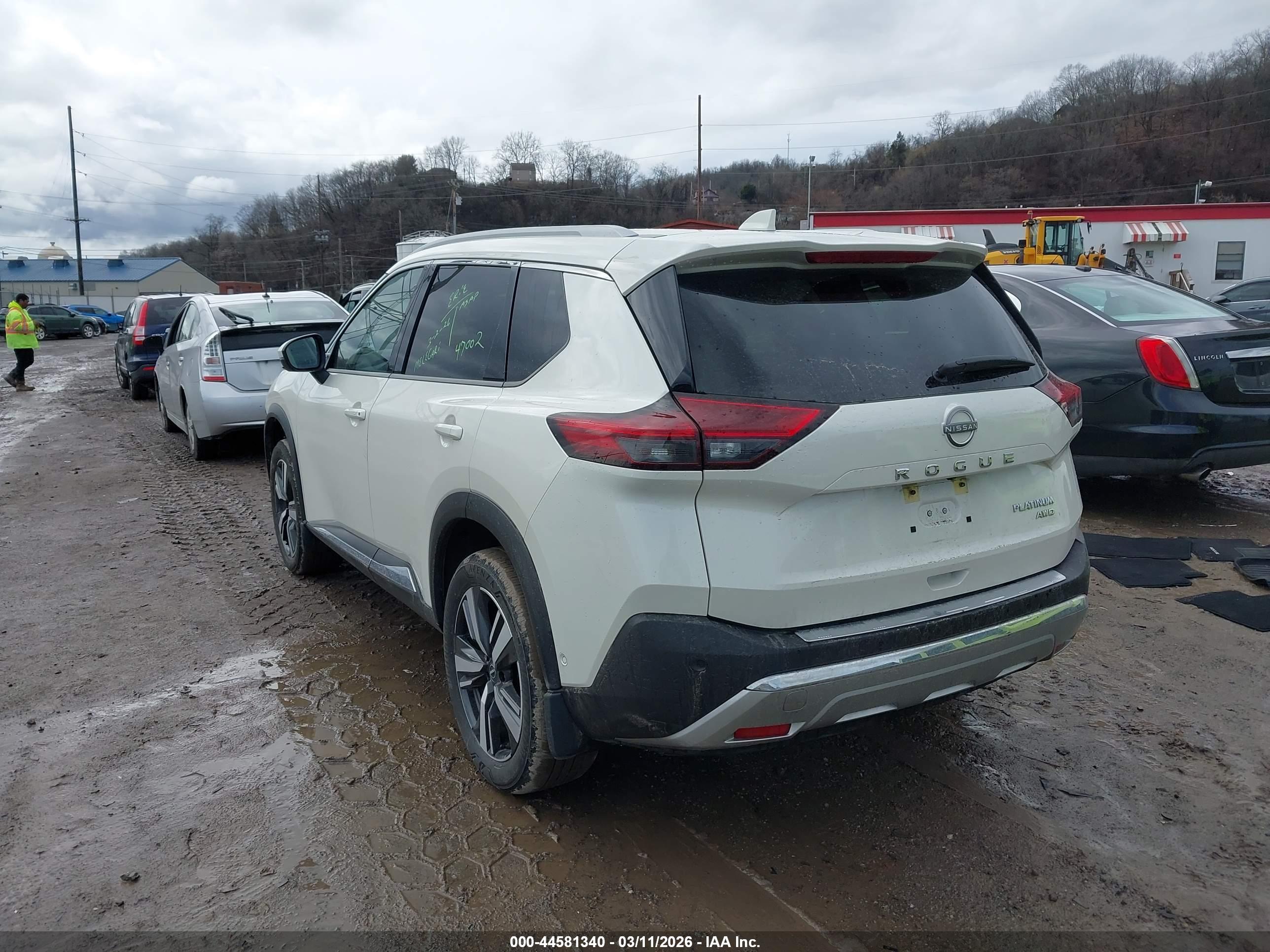 NISSAN ROGUE image 3