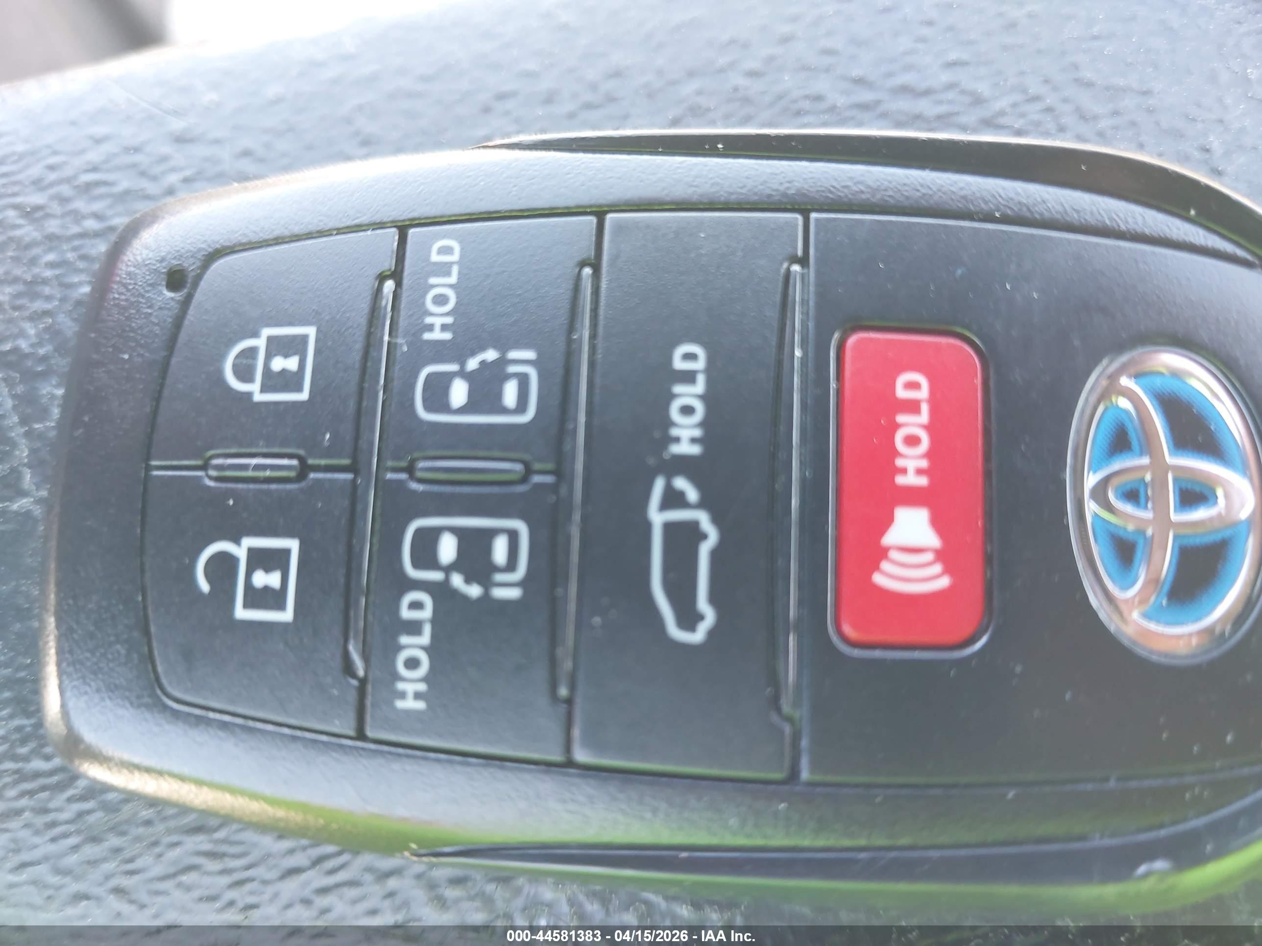 TOYOTA SIENNA image 11