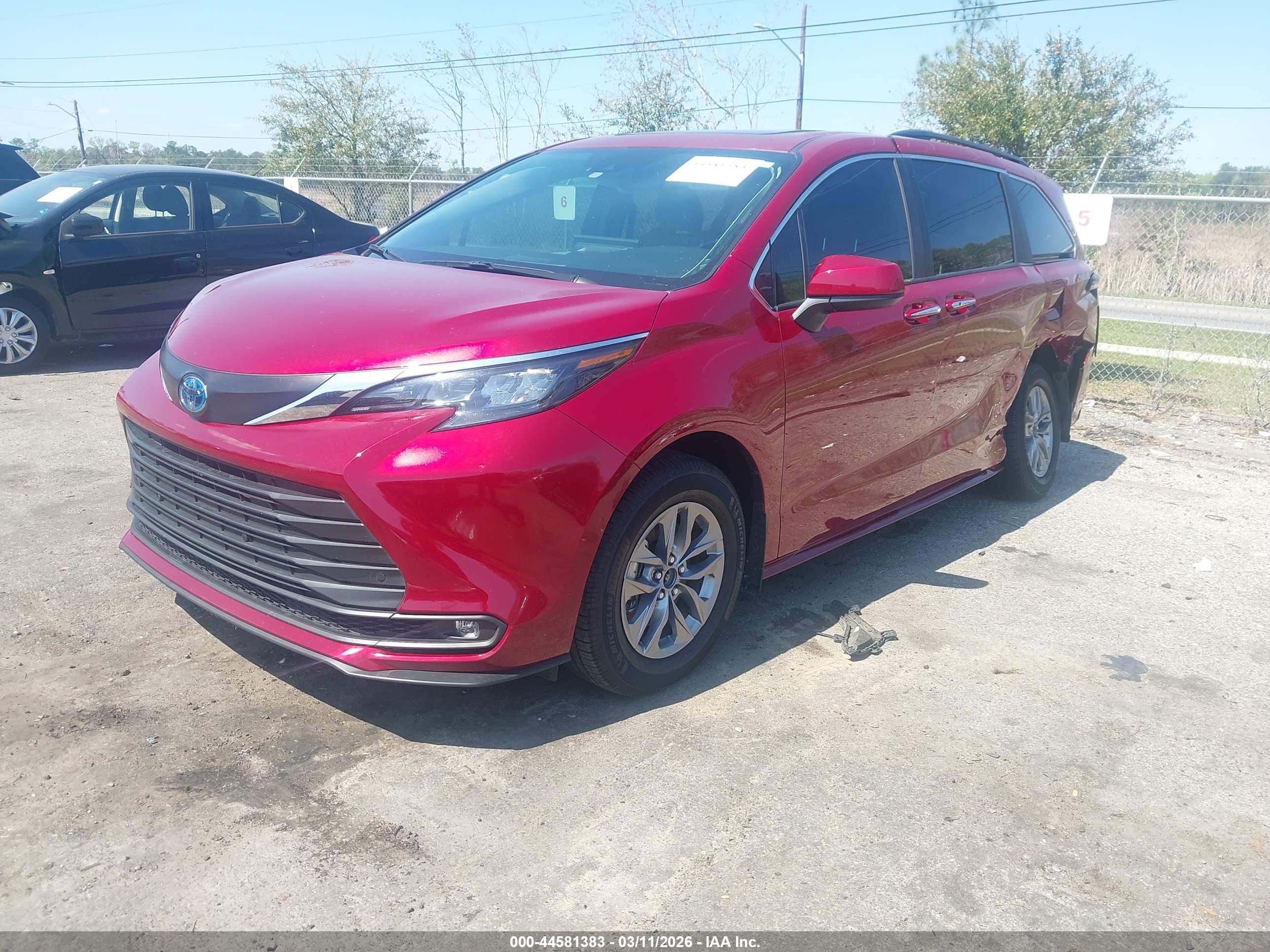 TOYOTA SIENNA image 2