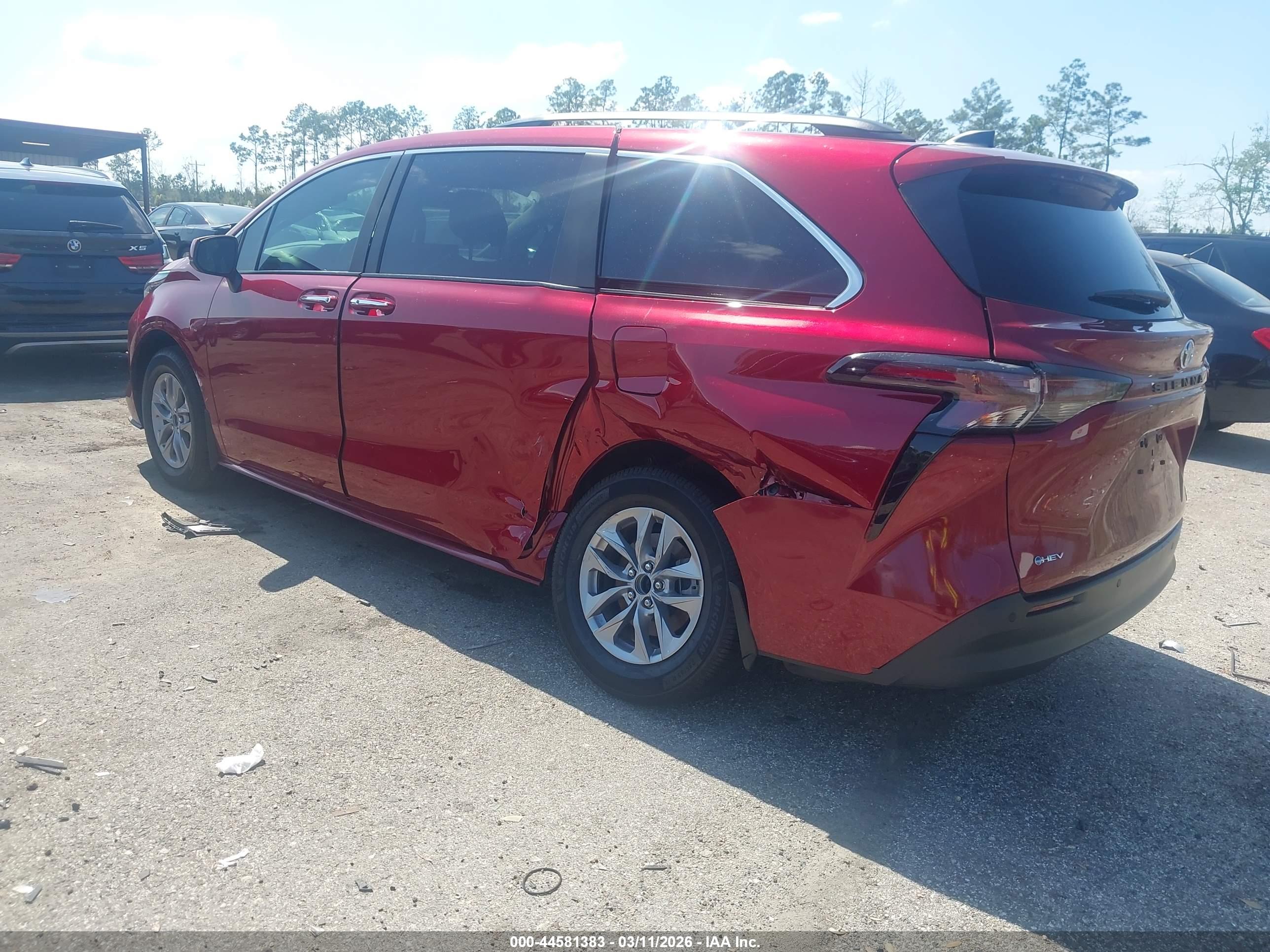 TOYOTA SIENNA image 3