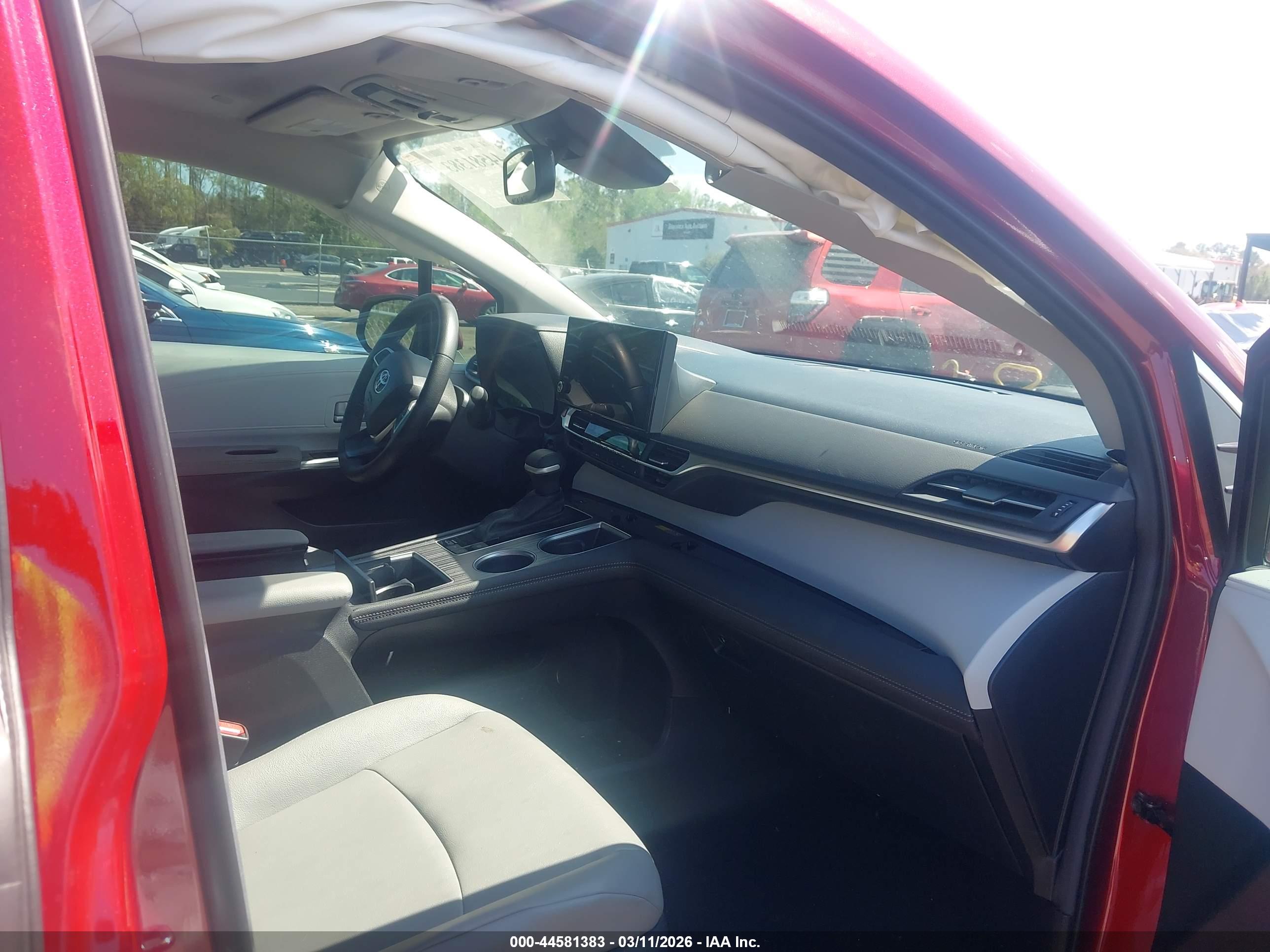 TOYOTA SIENNA image 5