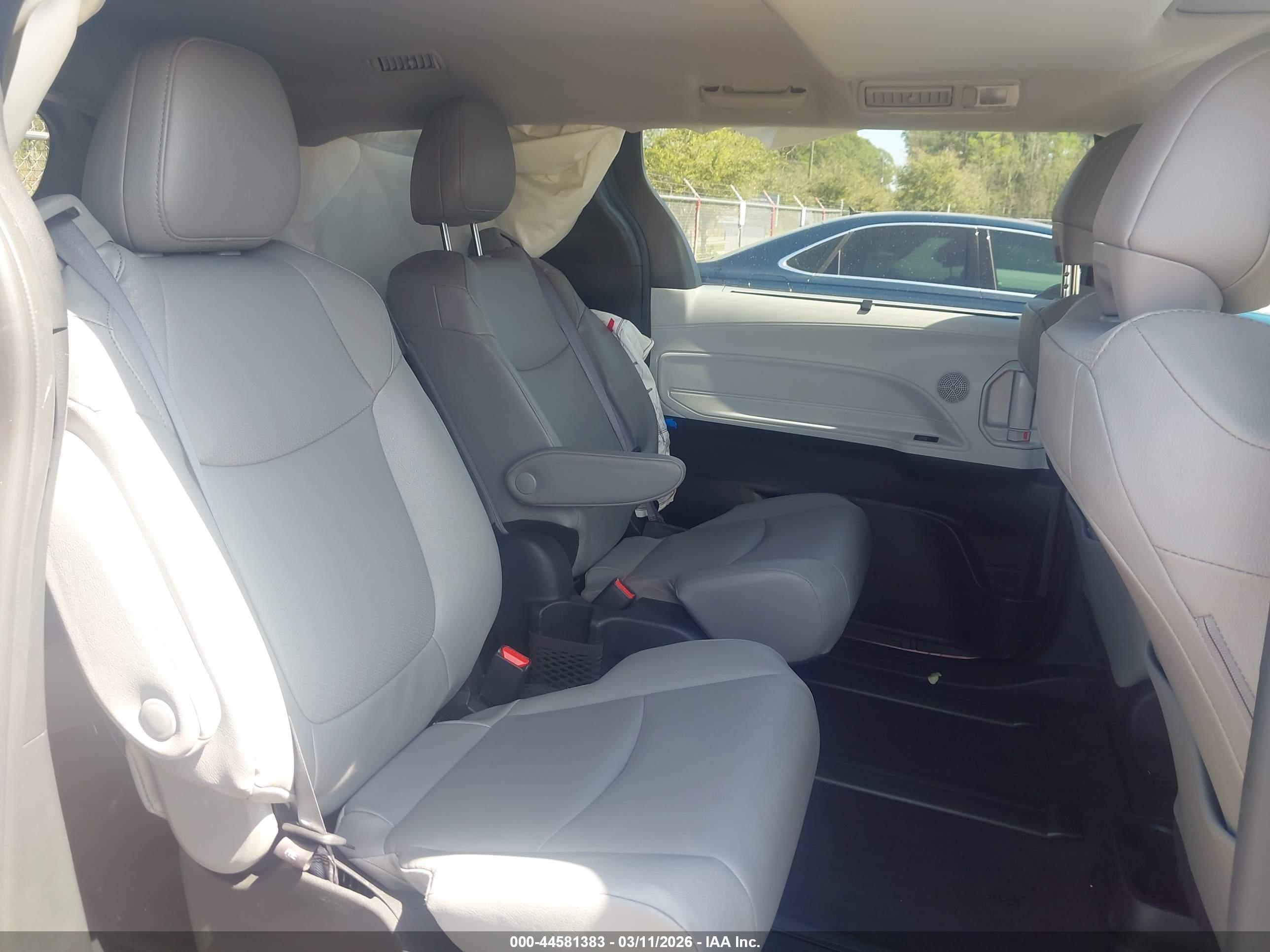TOYOTA SIENNA image 8