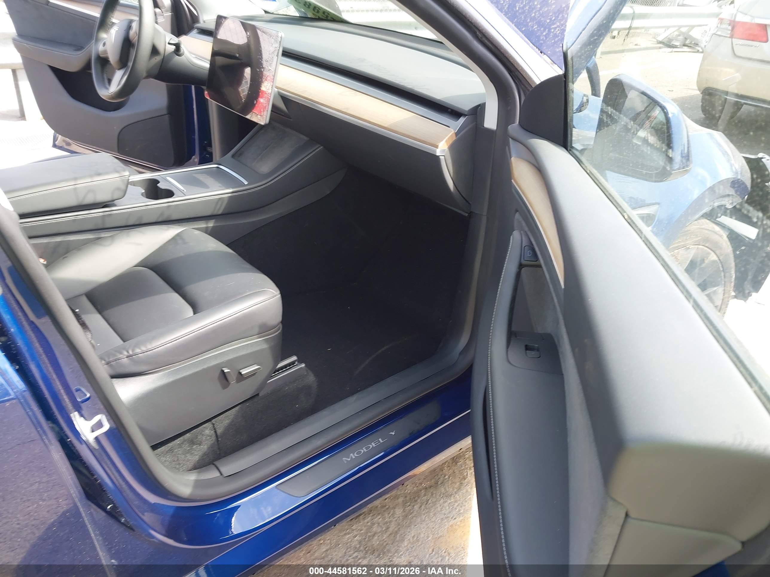 TESLA MODEL image 5