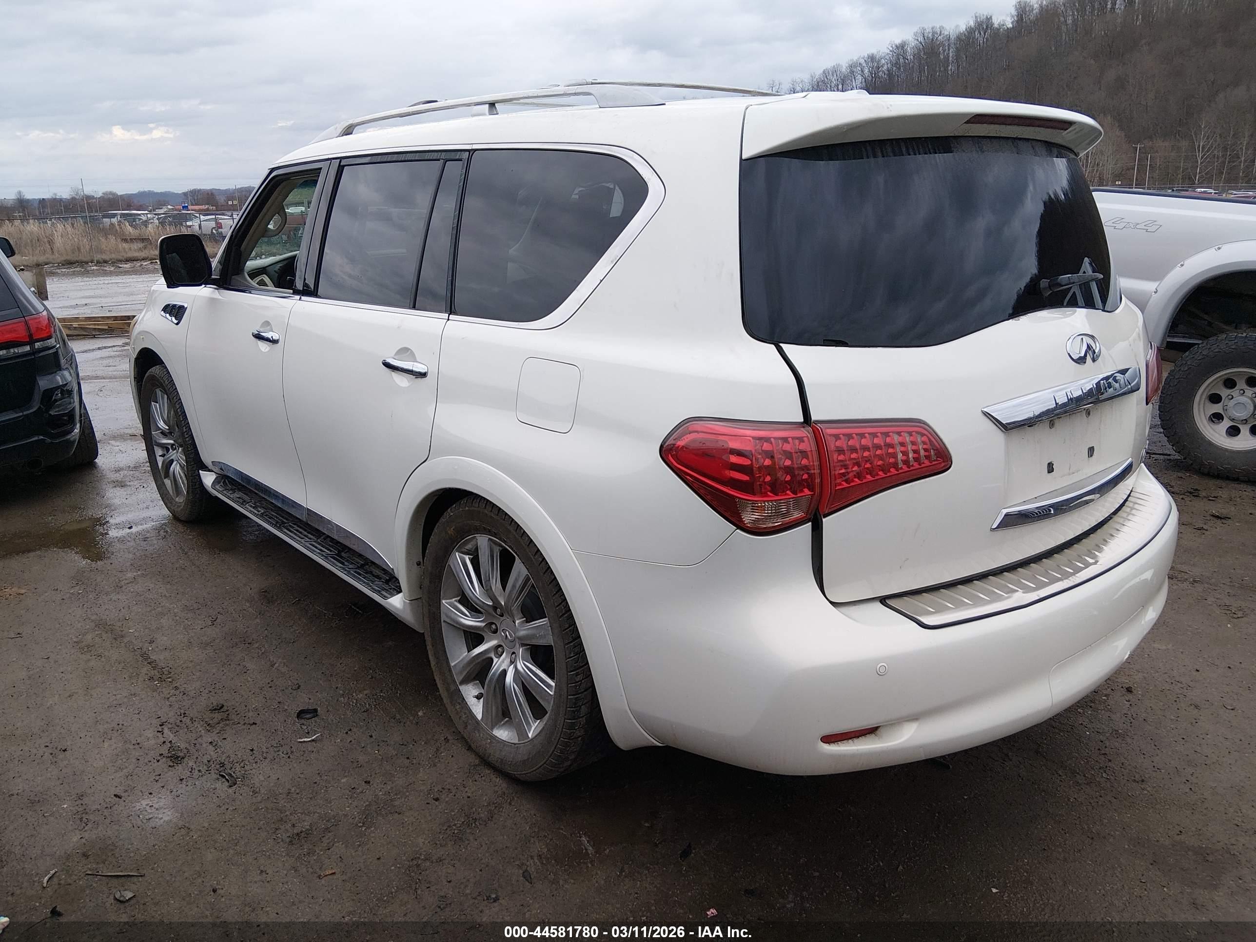 INFINITI QX56 image 3