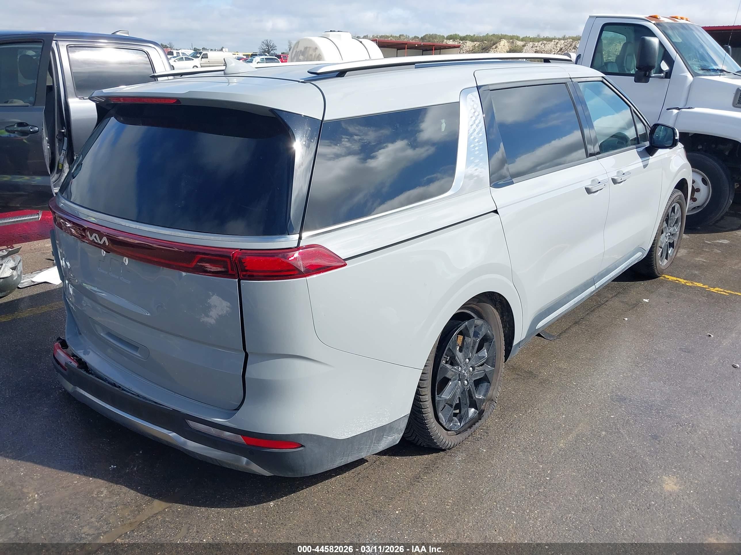 KIA CARNIVAL image 4