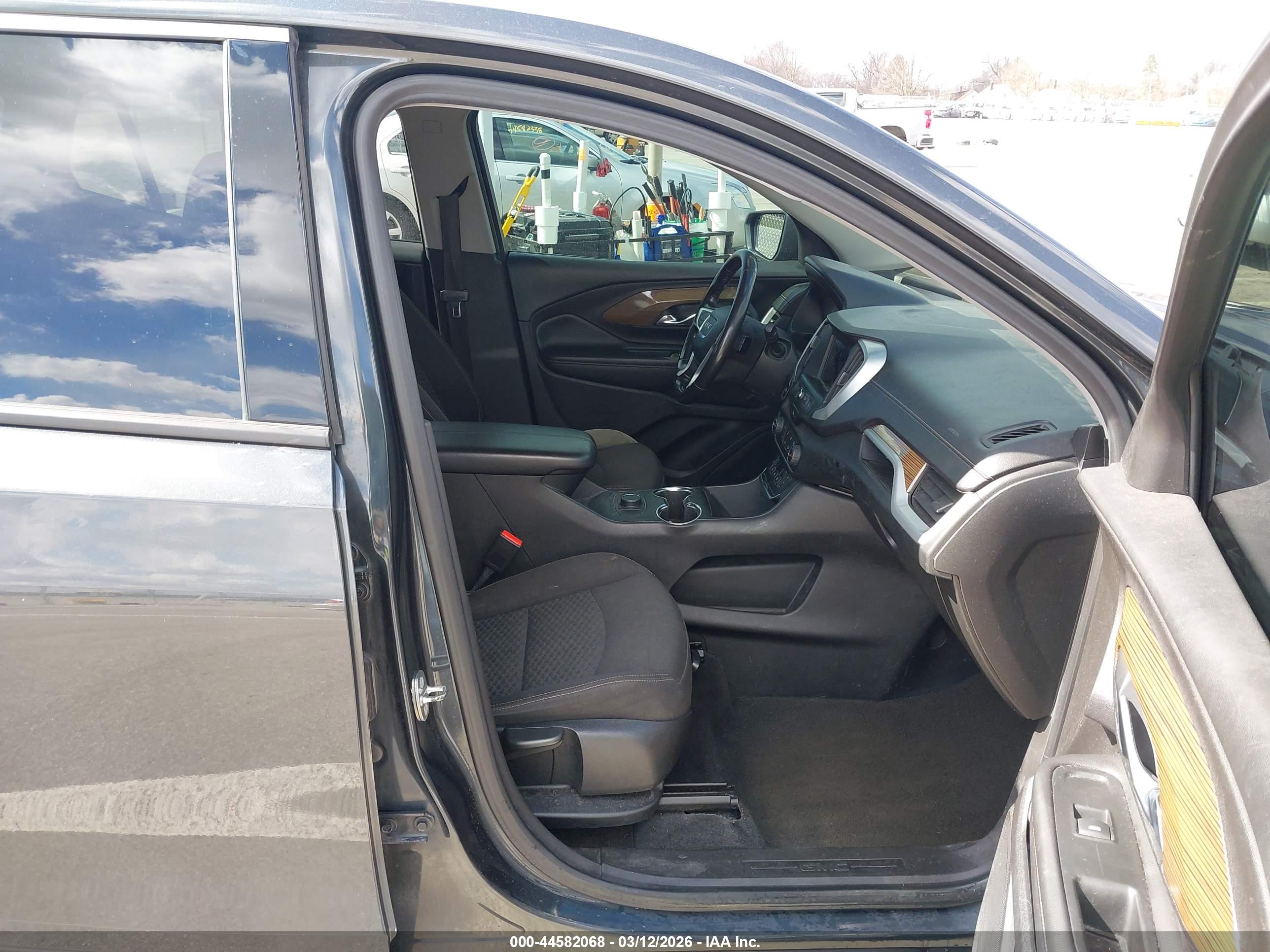 GMC TERRAIN image 5