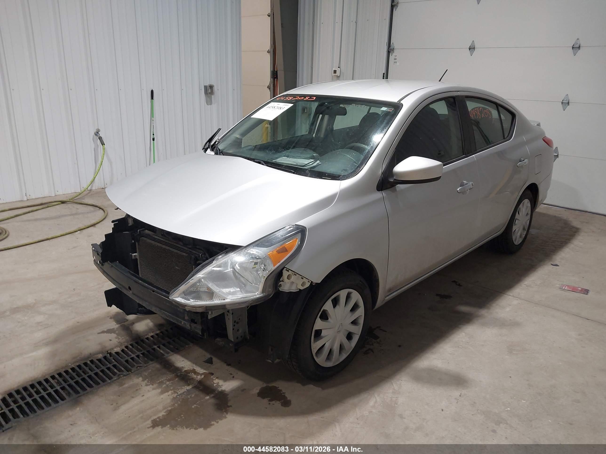NISSAN VERSA image 2