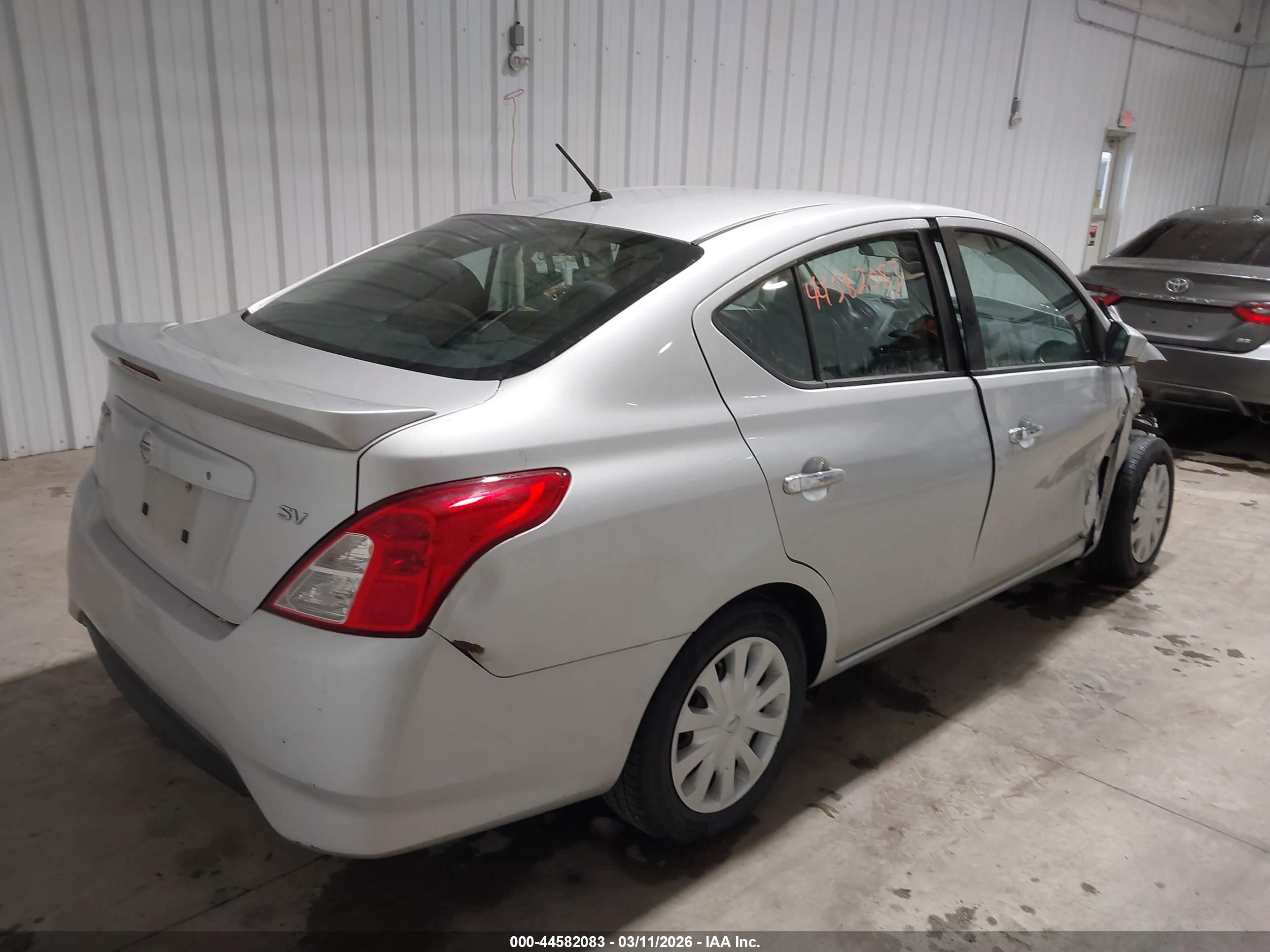 NISSAN VERSA image 4