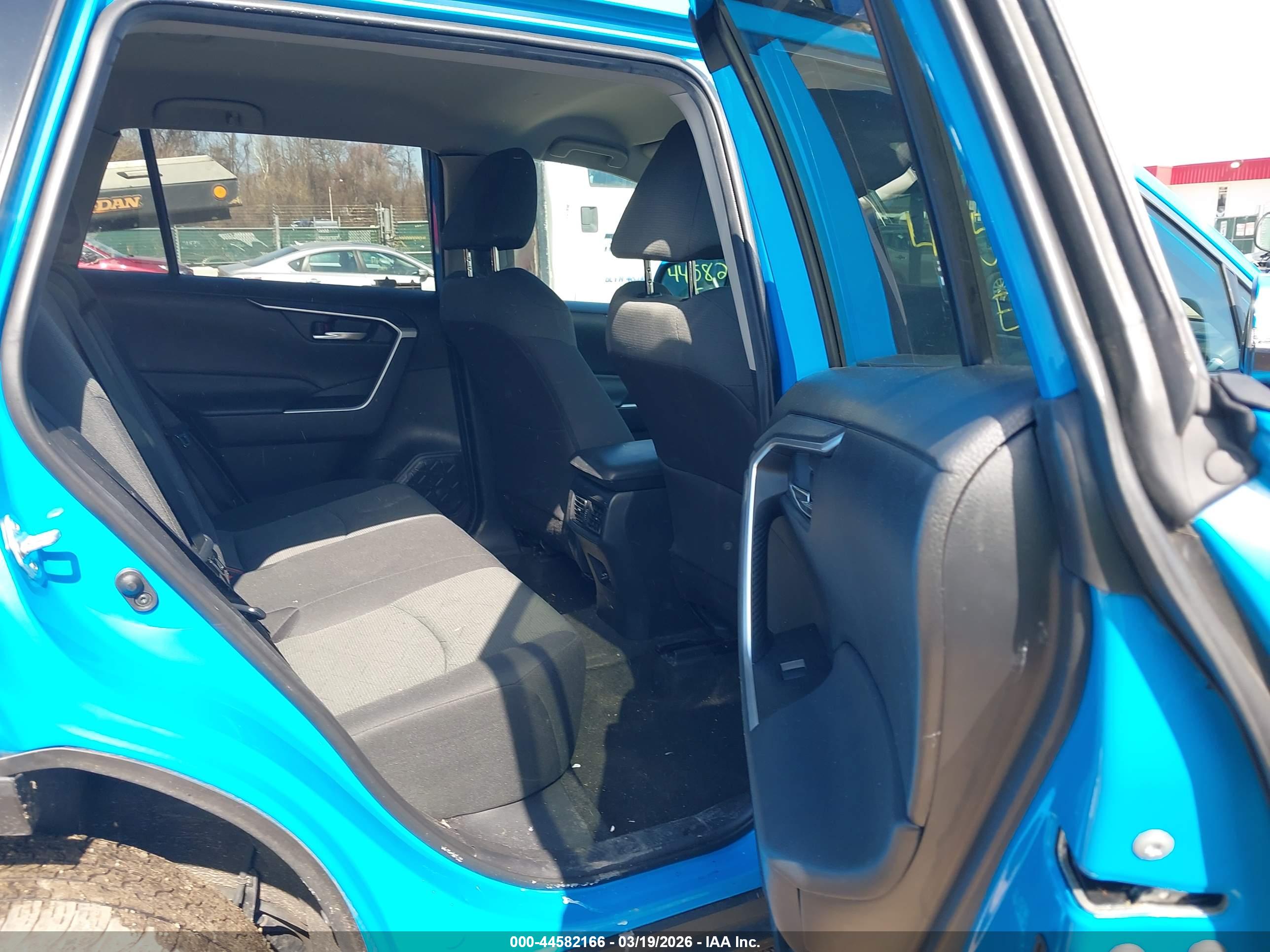 TOYOTA RAV4 image 8