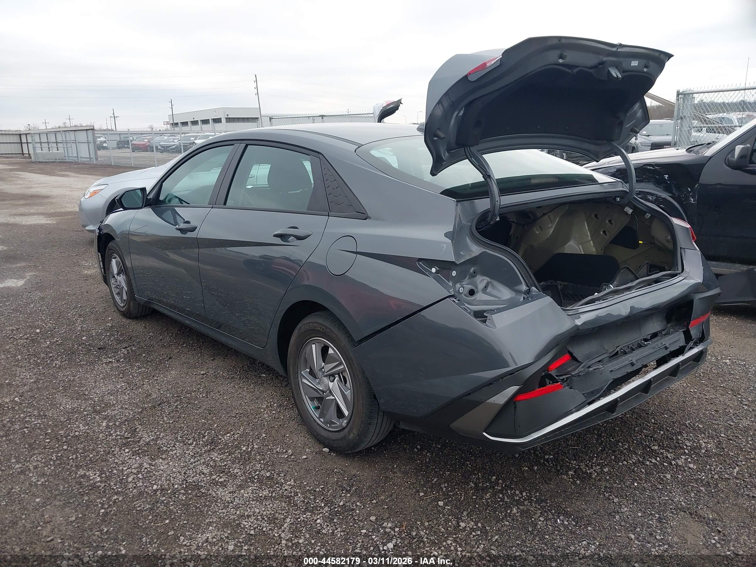 HYUNDAI ELANTRA image 3