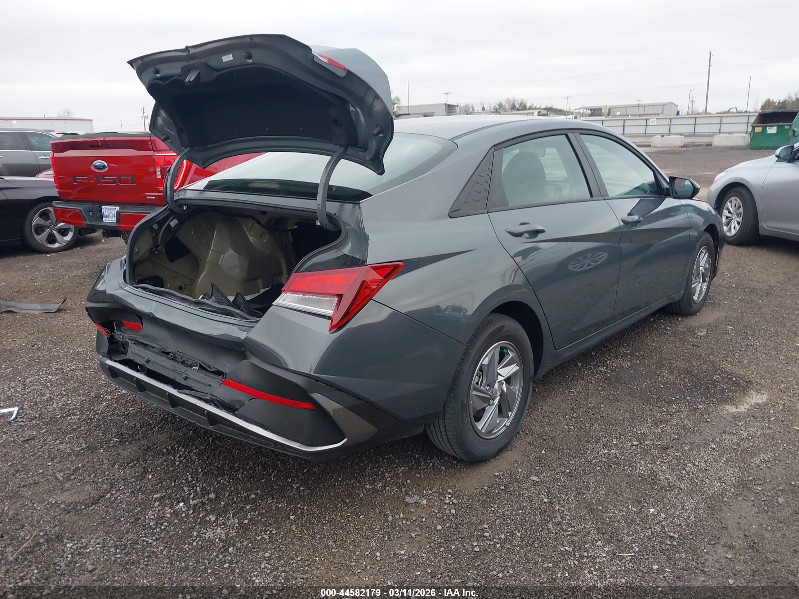 HYUNDAI ELANTRA image 4