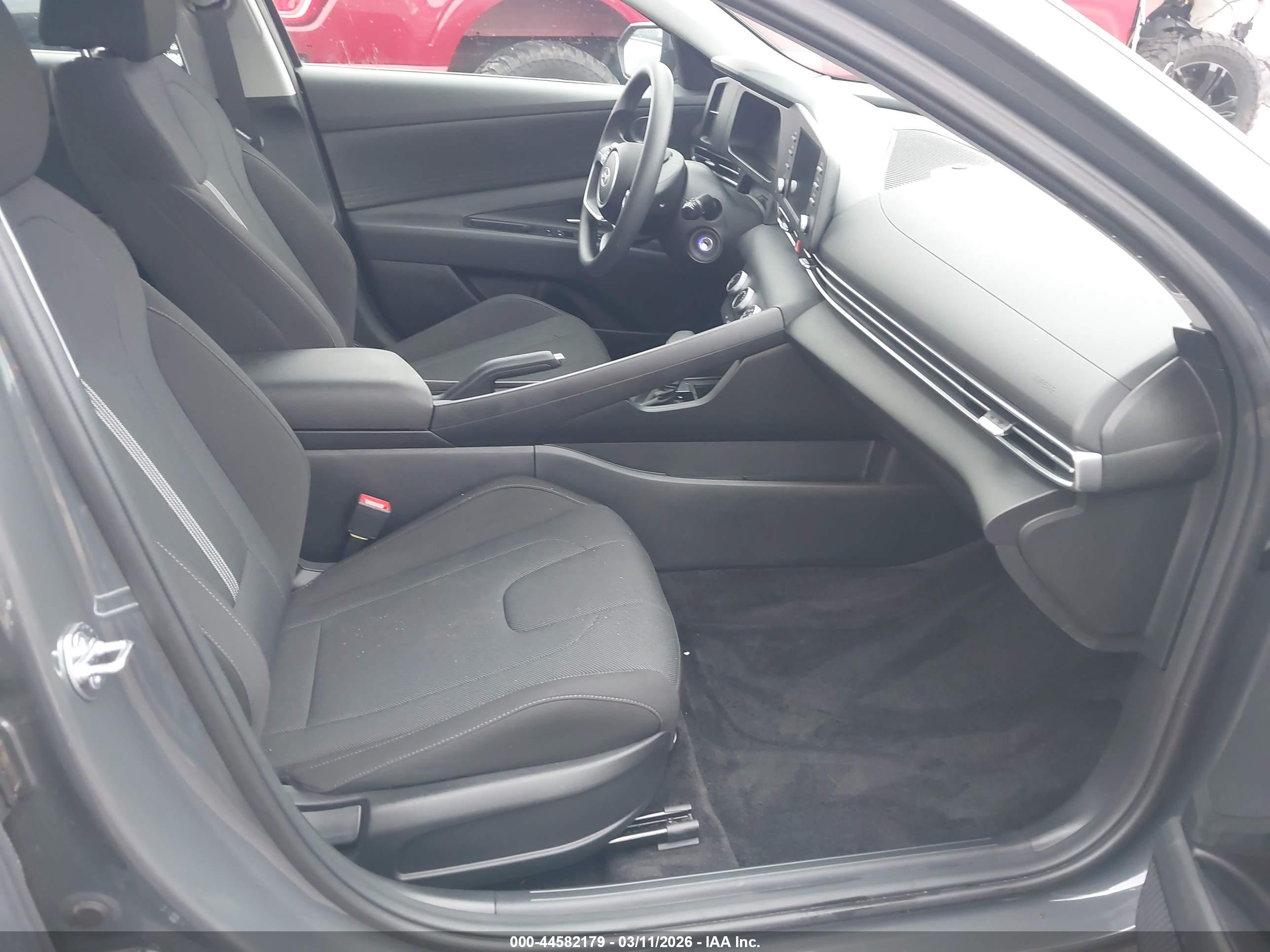 HYUNDAI ELANTRA image 5