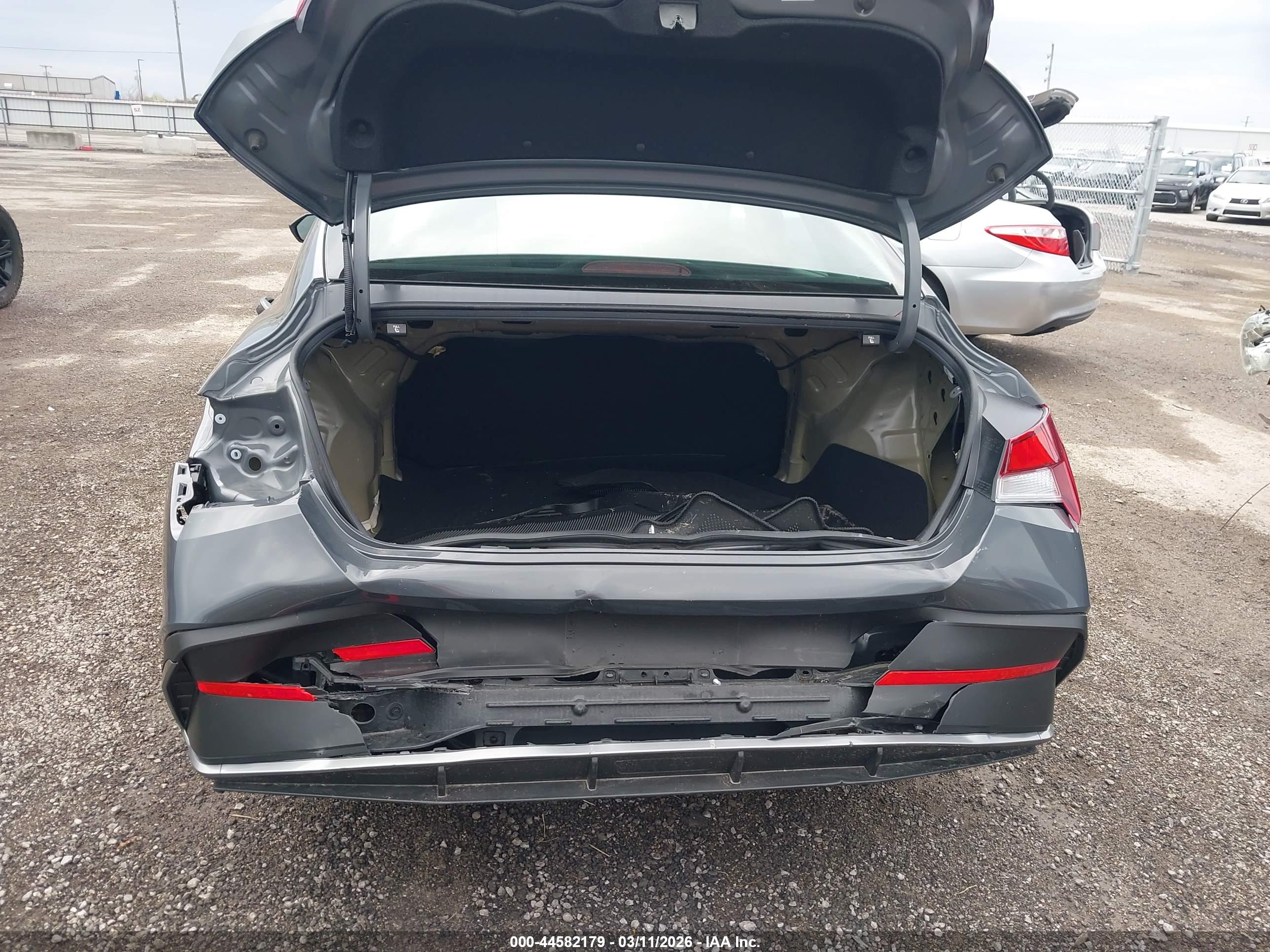 HYUNDAI ELANTRA image 6