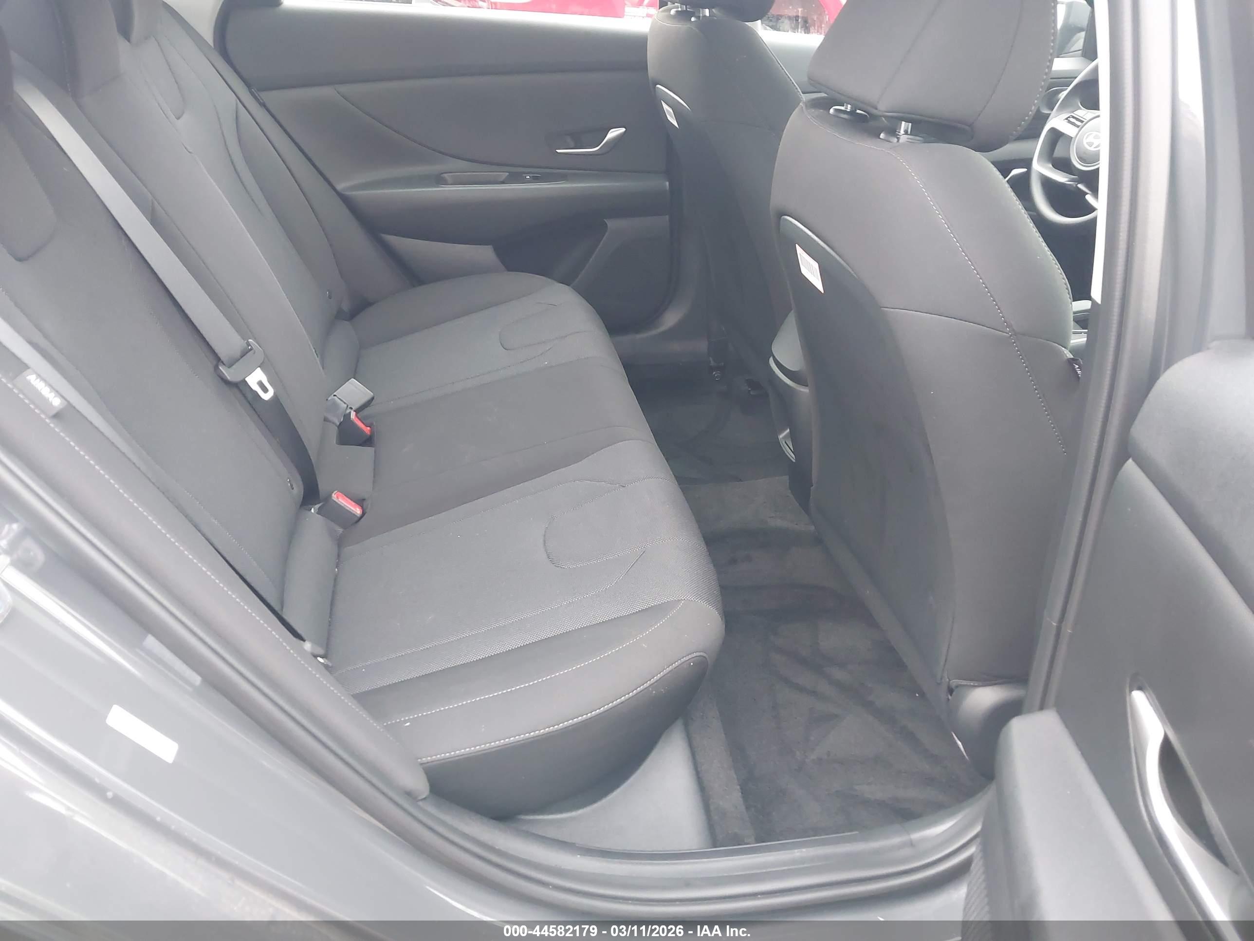 HYUNDAI ELANTRA image 8