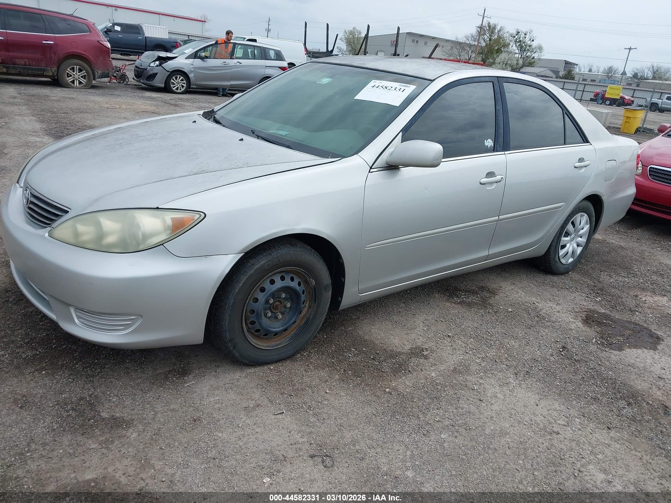 TOYOTA CAMRY image 2
