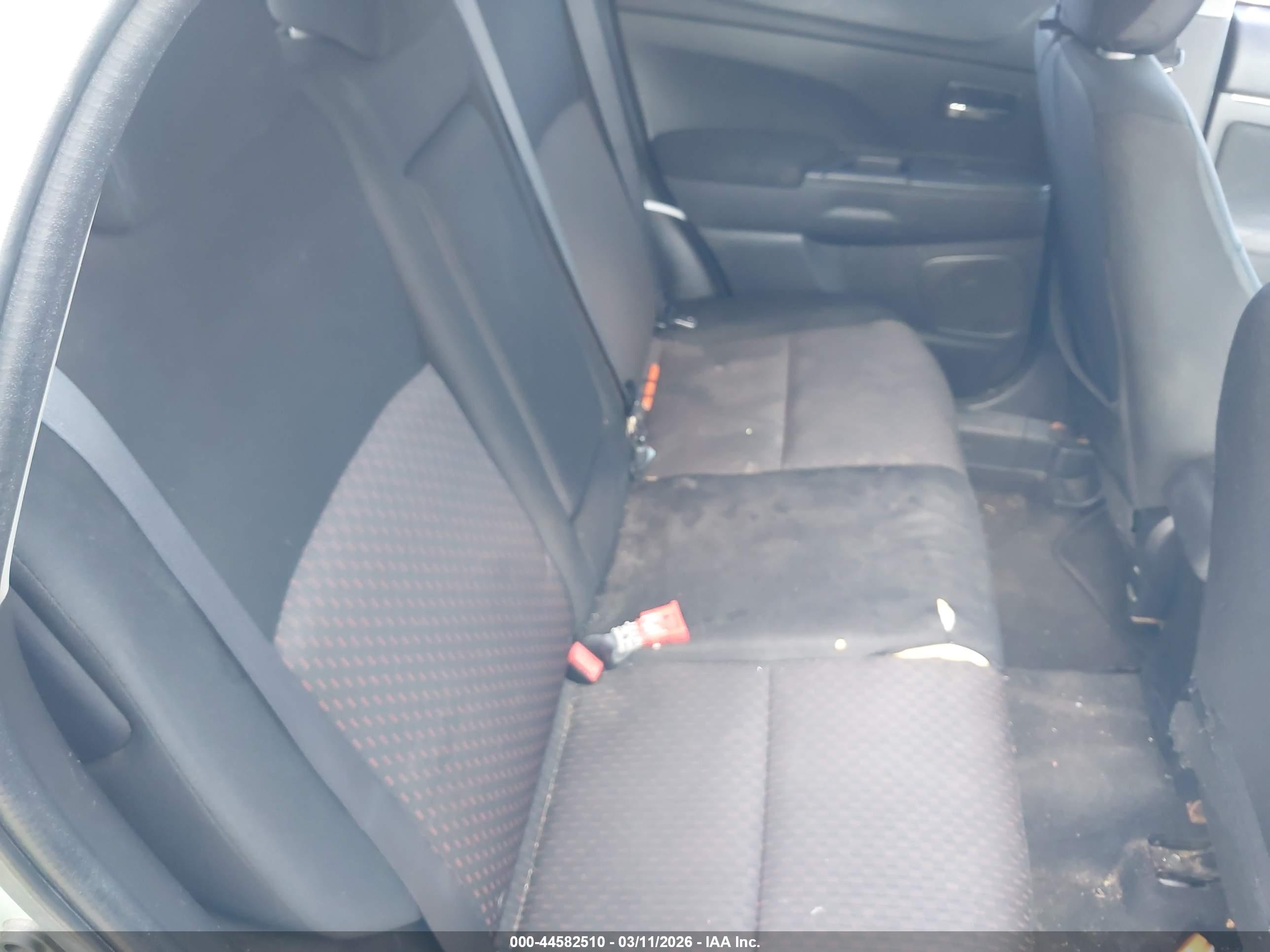 MITSUBISHI OUTLANDER image 8
