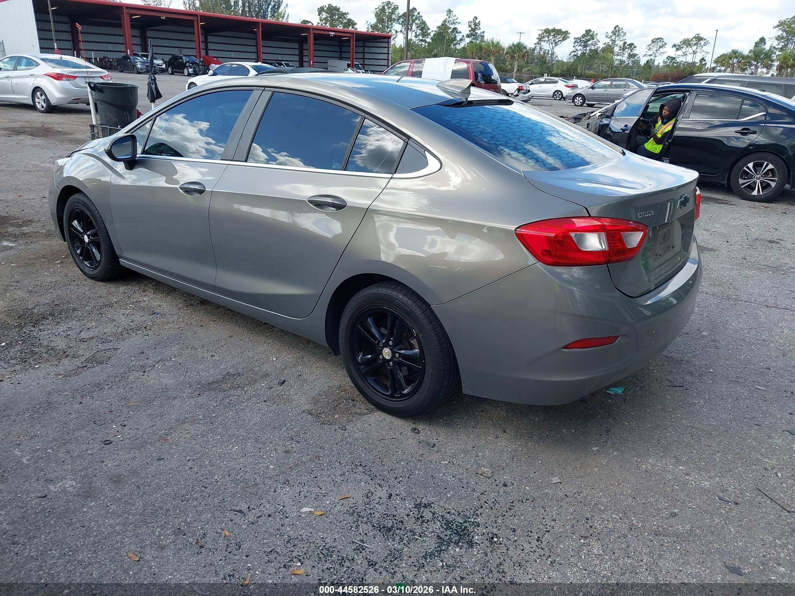 CHEVROLET CRUZE image 3